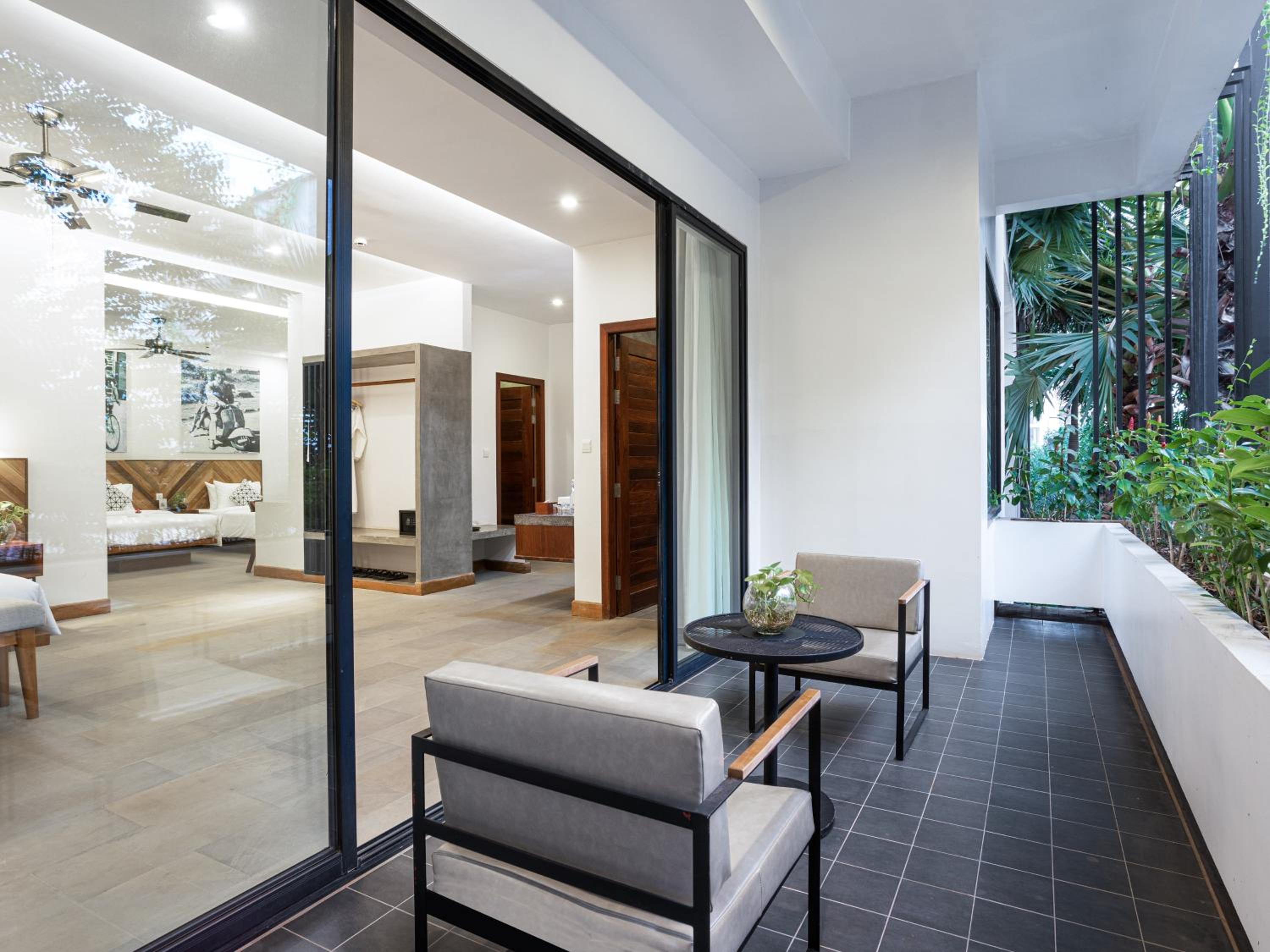 Family Suite with  Balcony  - Photo 3
