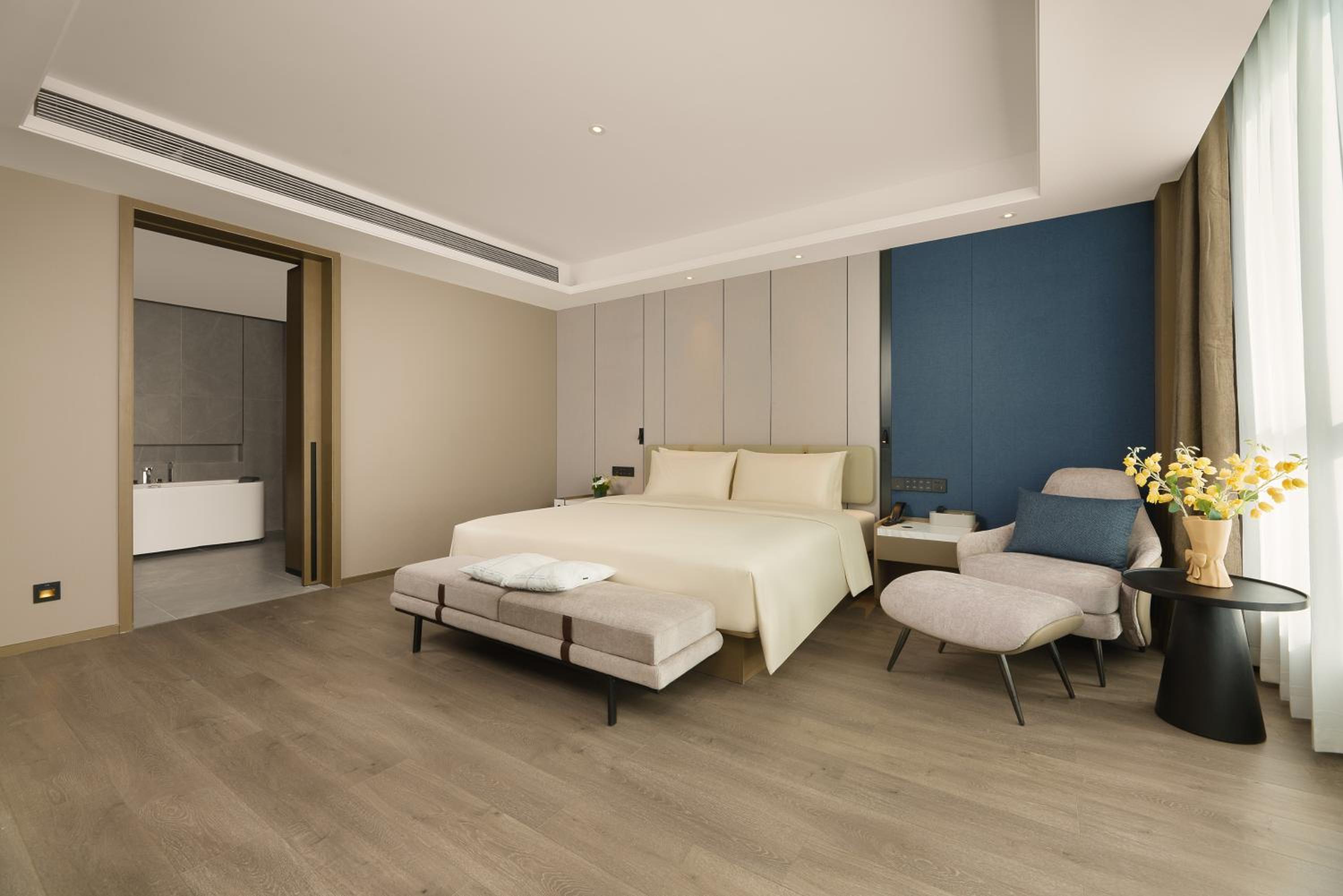 Jimu Suite with City View photo 3