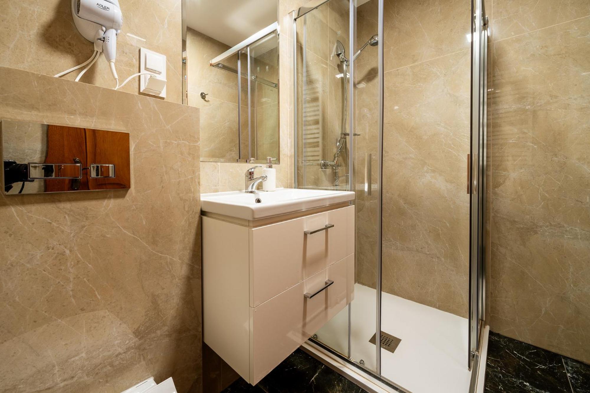 Deluxe Double Room - Photo 14