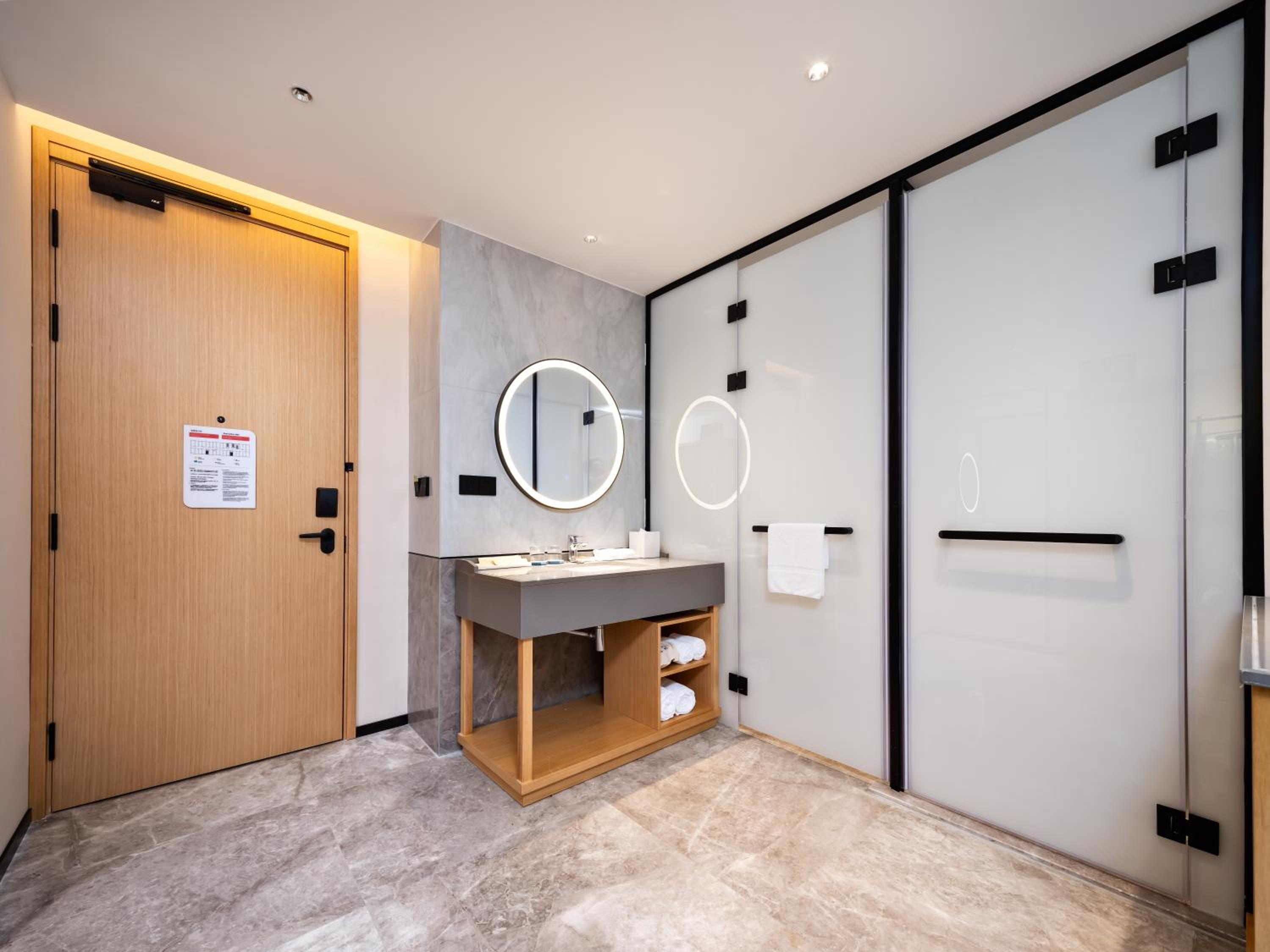 Deluxe King Room - Photo 3