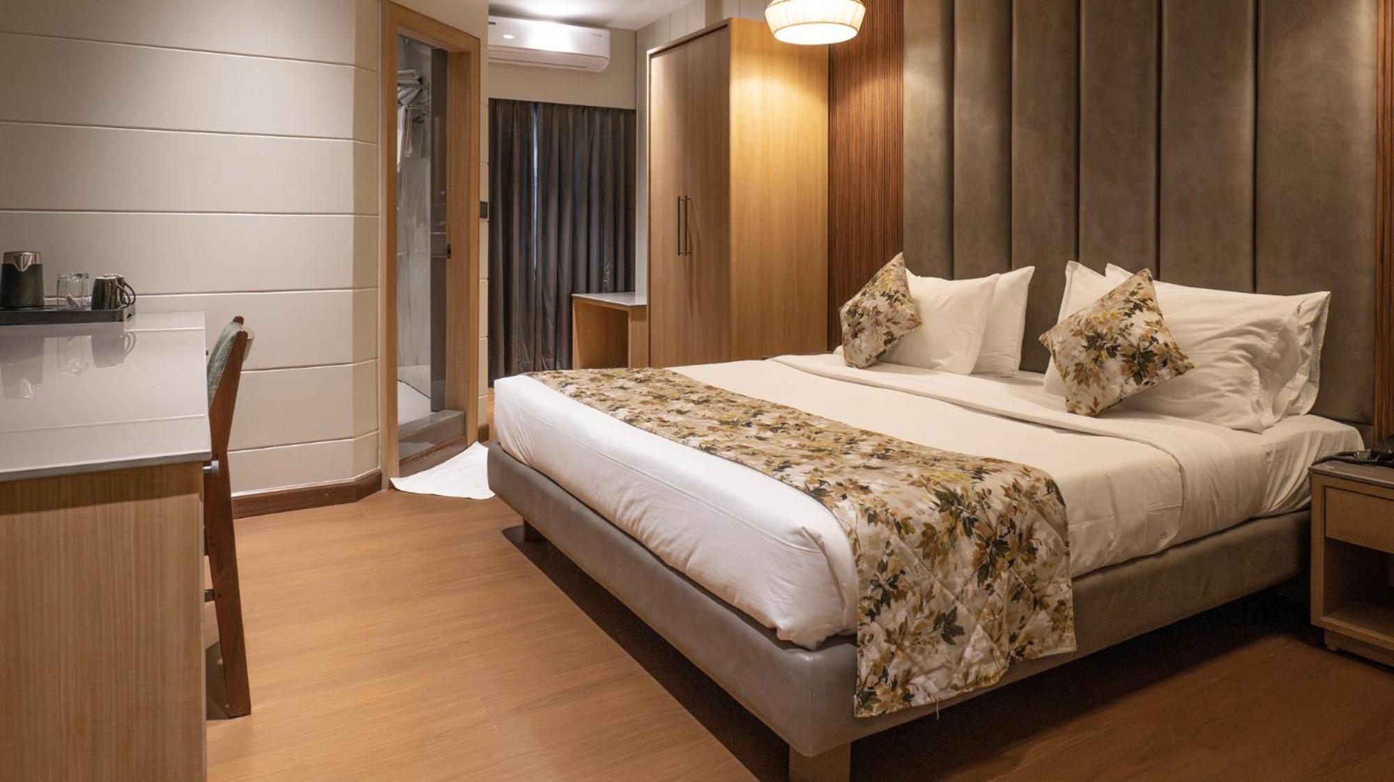Executive King Room - Smoking - Photo 6