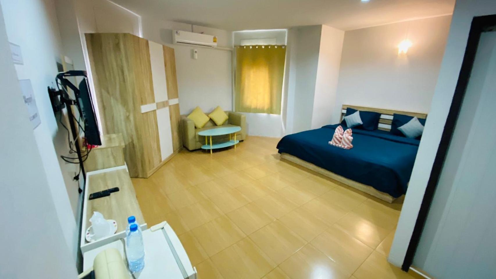 Large Double Room - Photo 1