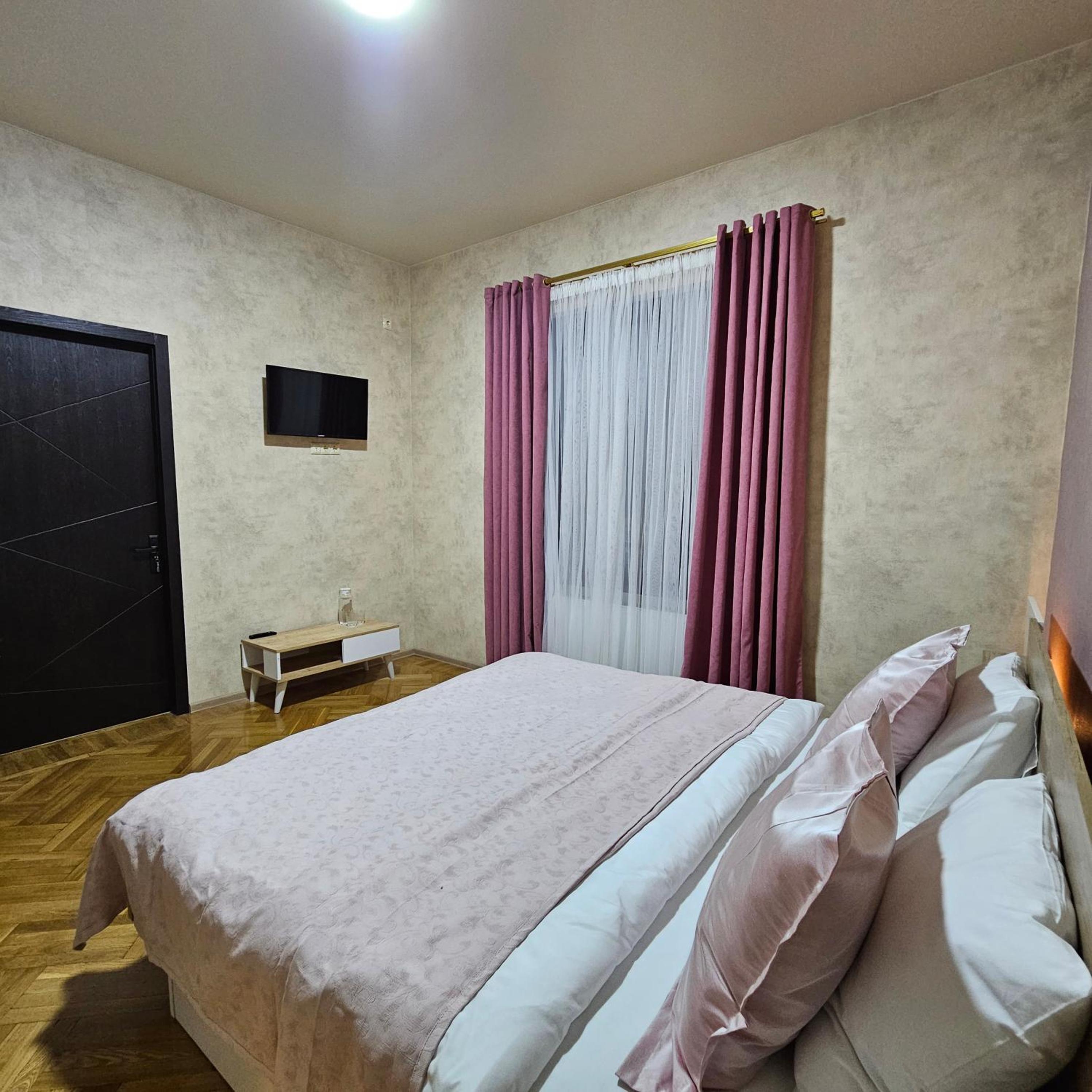 Suite - Photo 1