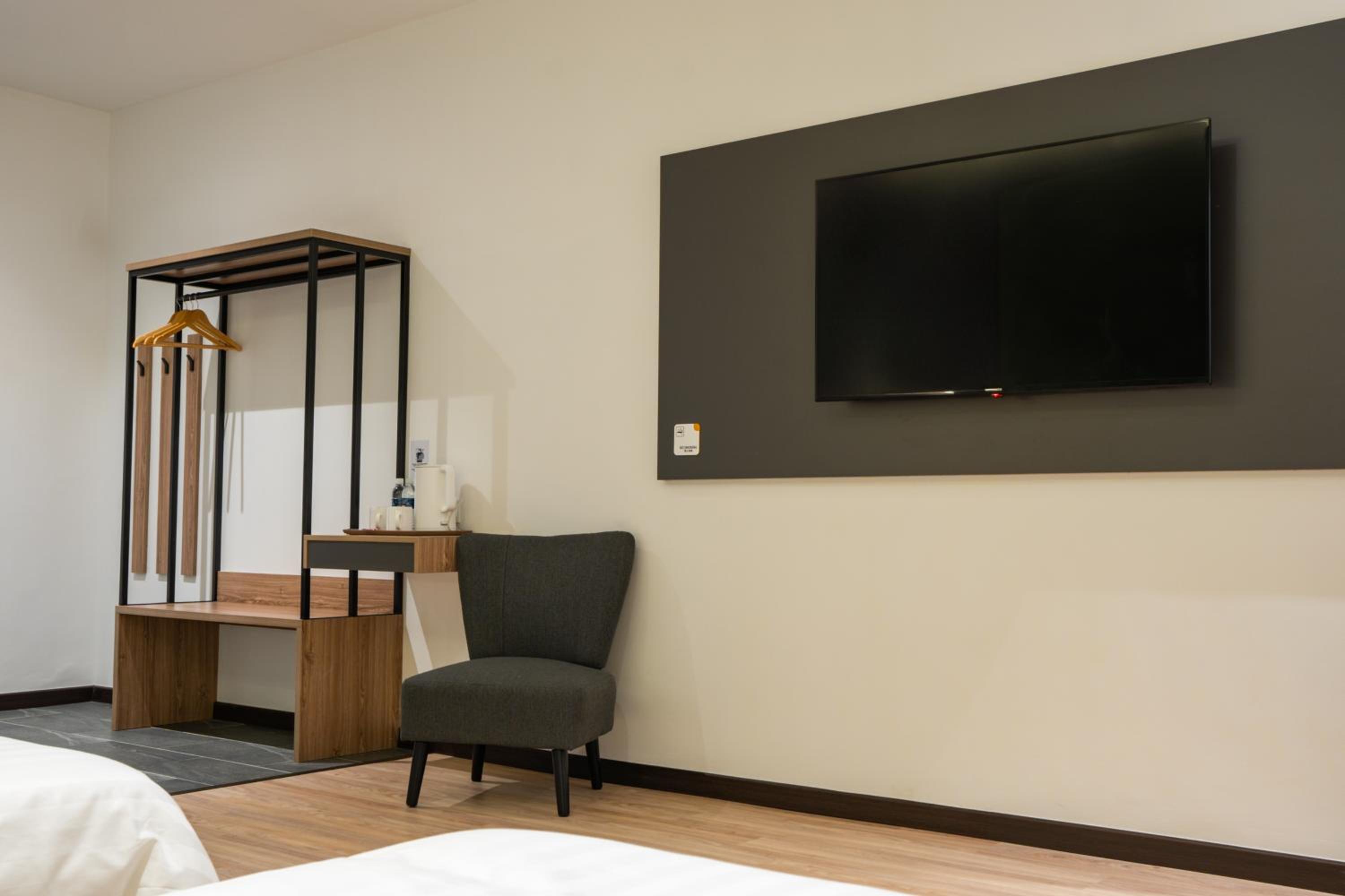 Deluxe Family Suite - Photo 3