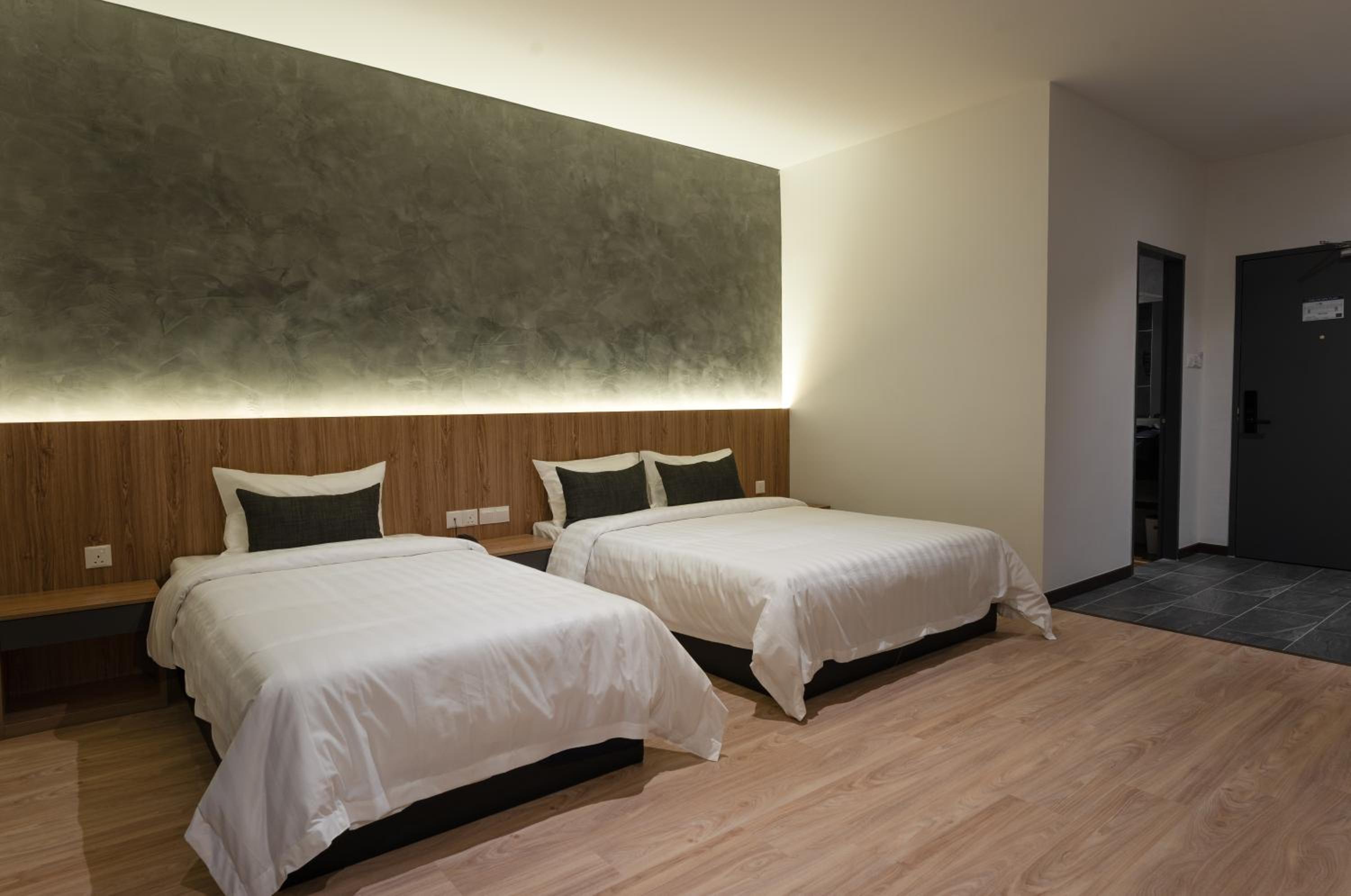 Deluxe Family Suite - Photo 2