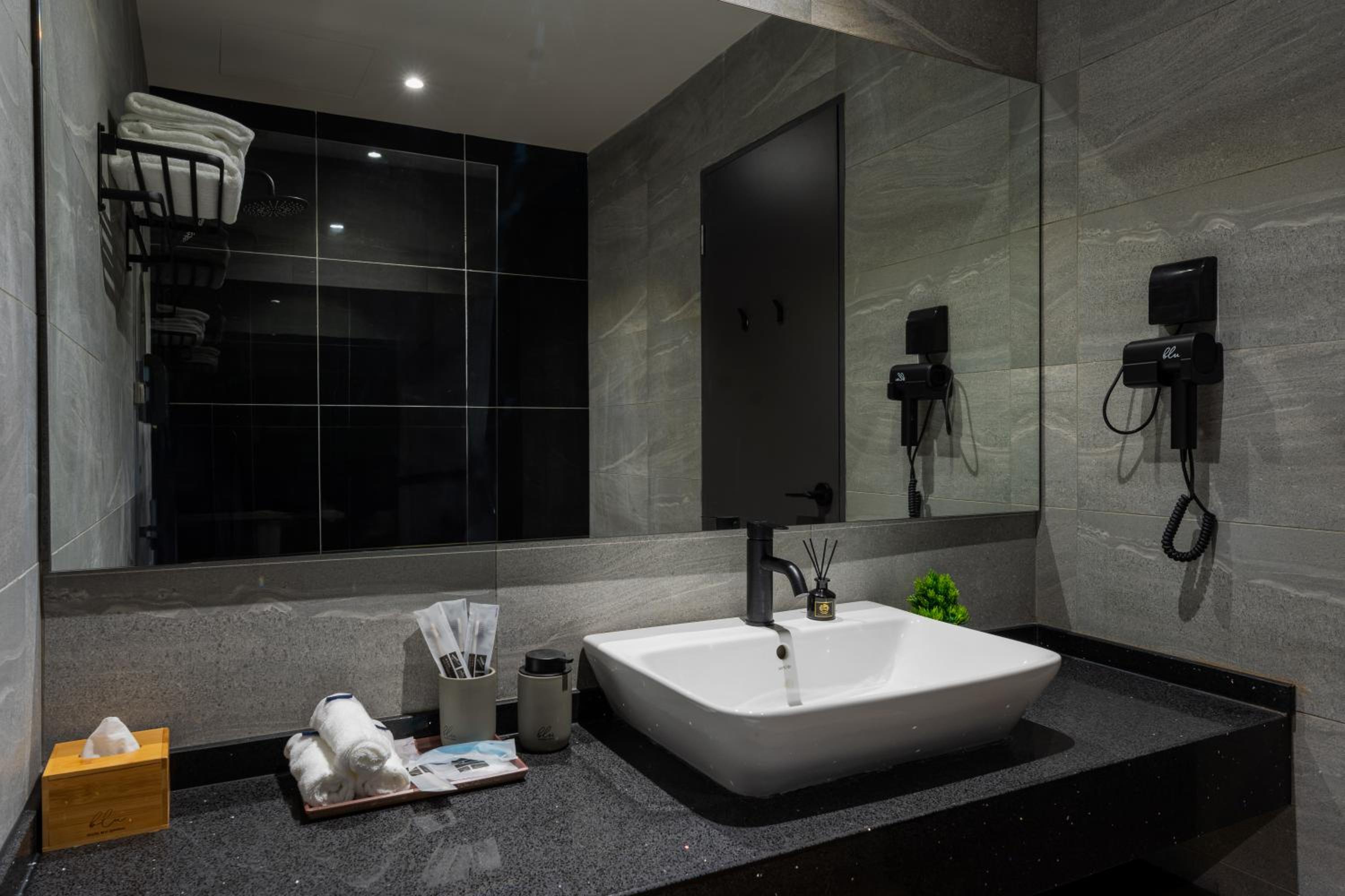 Deluxe Family Suite - Photo 6