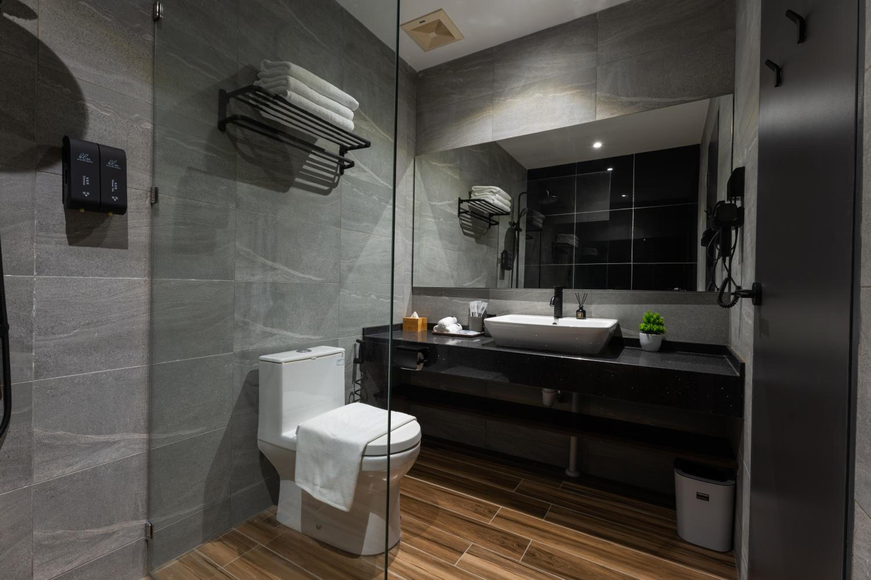 Deluxe Family Suite - Photo 5