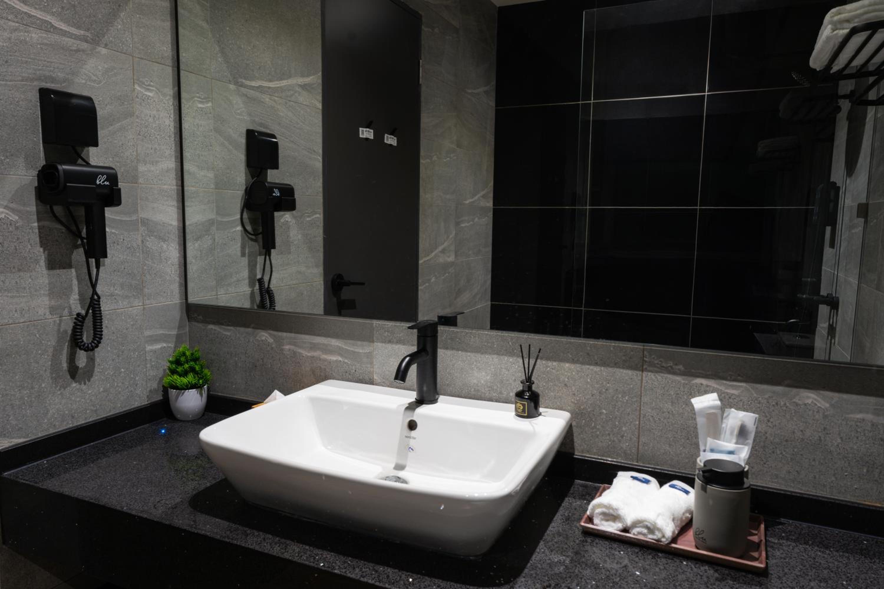 Deluxe Queen Room - Photo 5