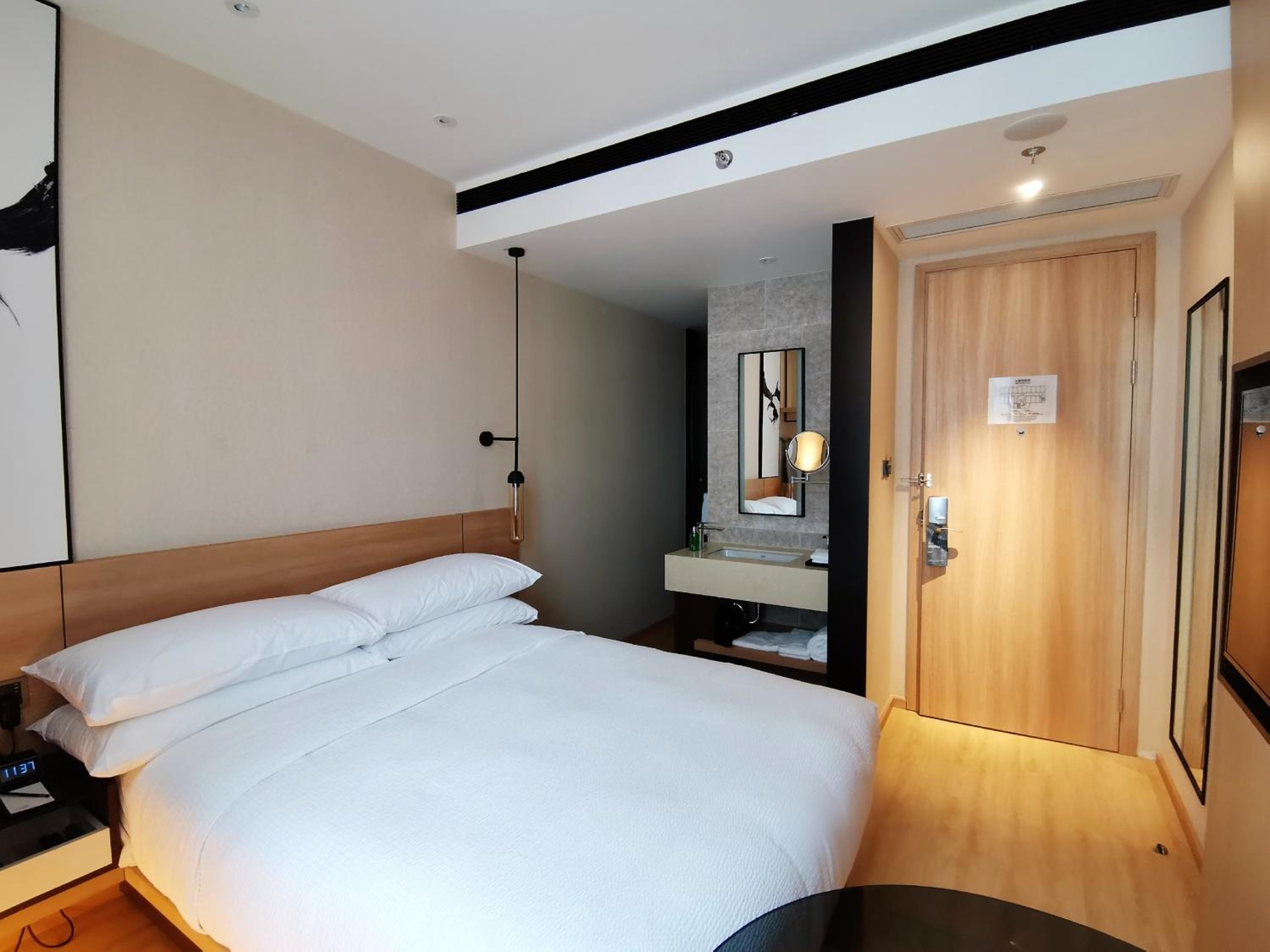 Standard Guest room with 1 Queen Bed, City view photo 1
