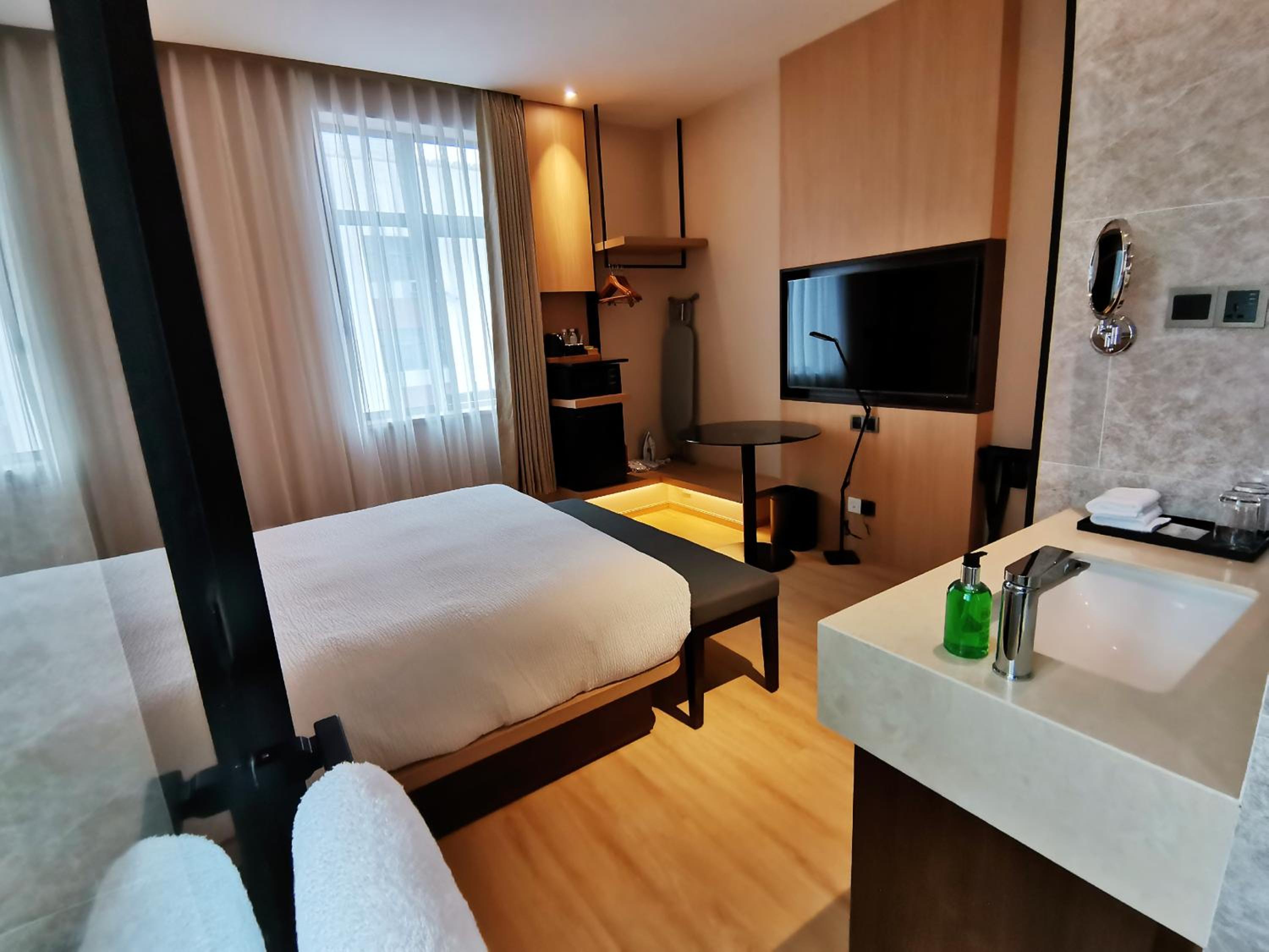 Standard Guest room with 1 Queen Bed, City view photo 2