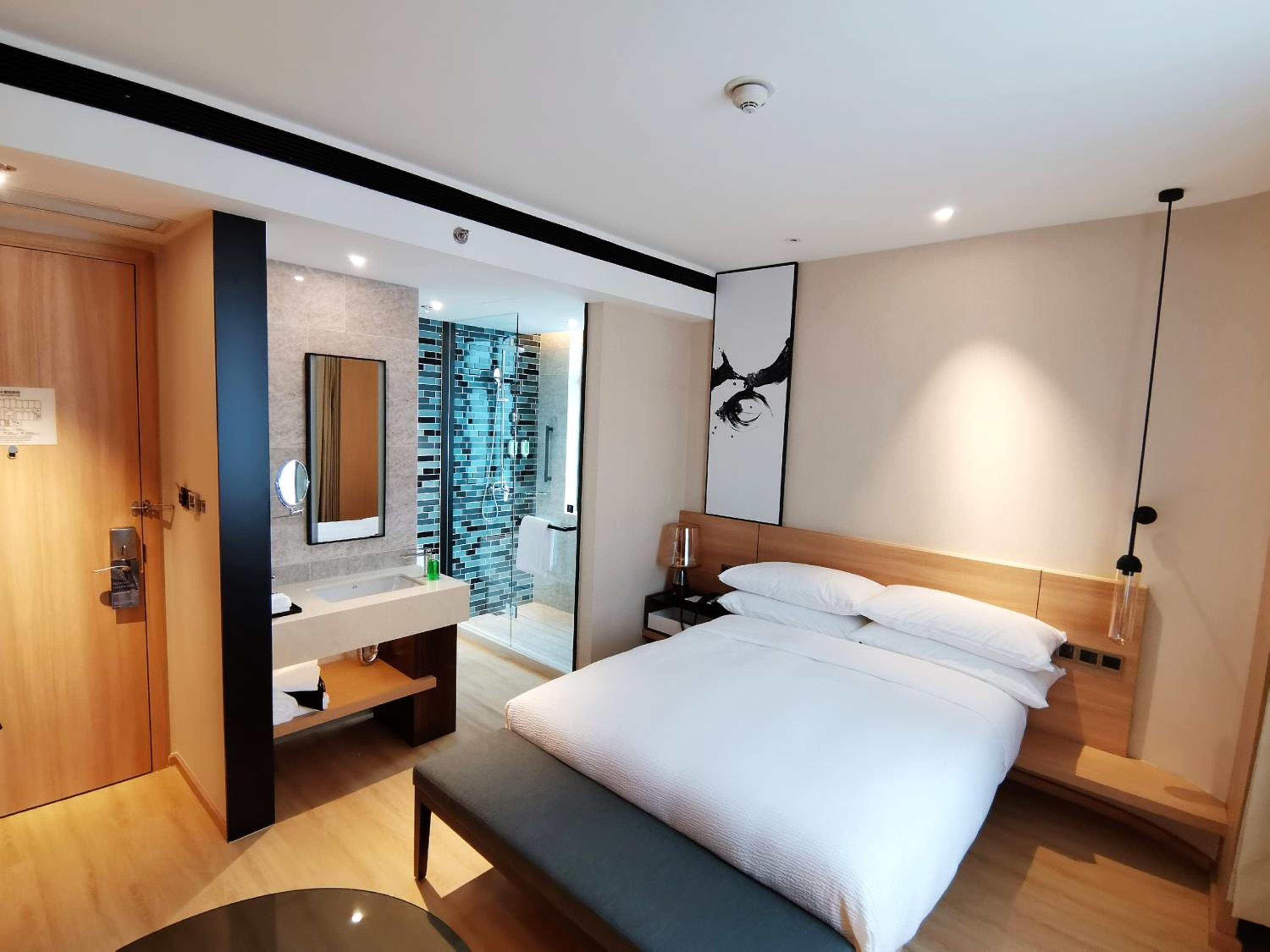 Standard Guest room with 1 Queen Bed, City view photo 3