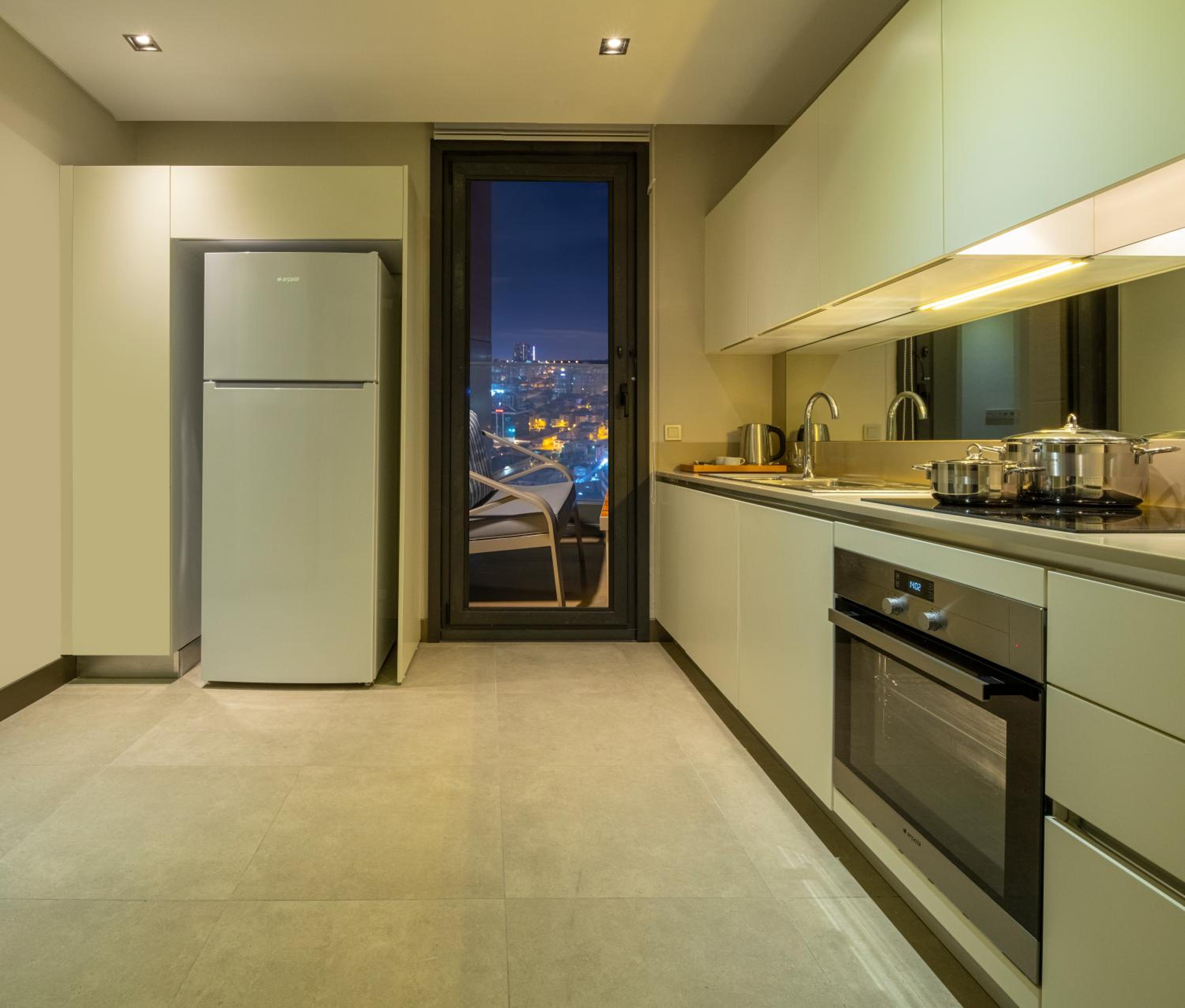 Deluxe Three Bedroom with Terrace thumbnail 5