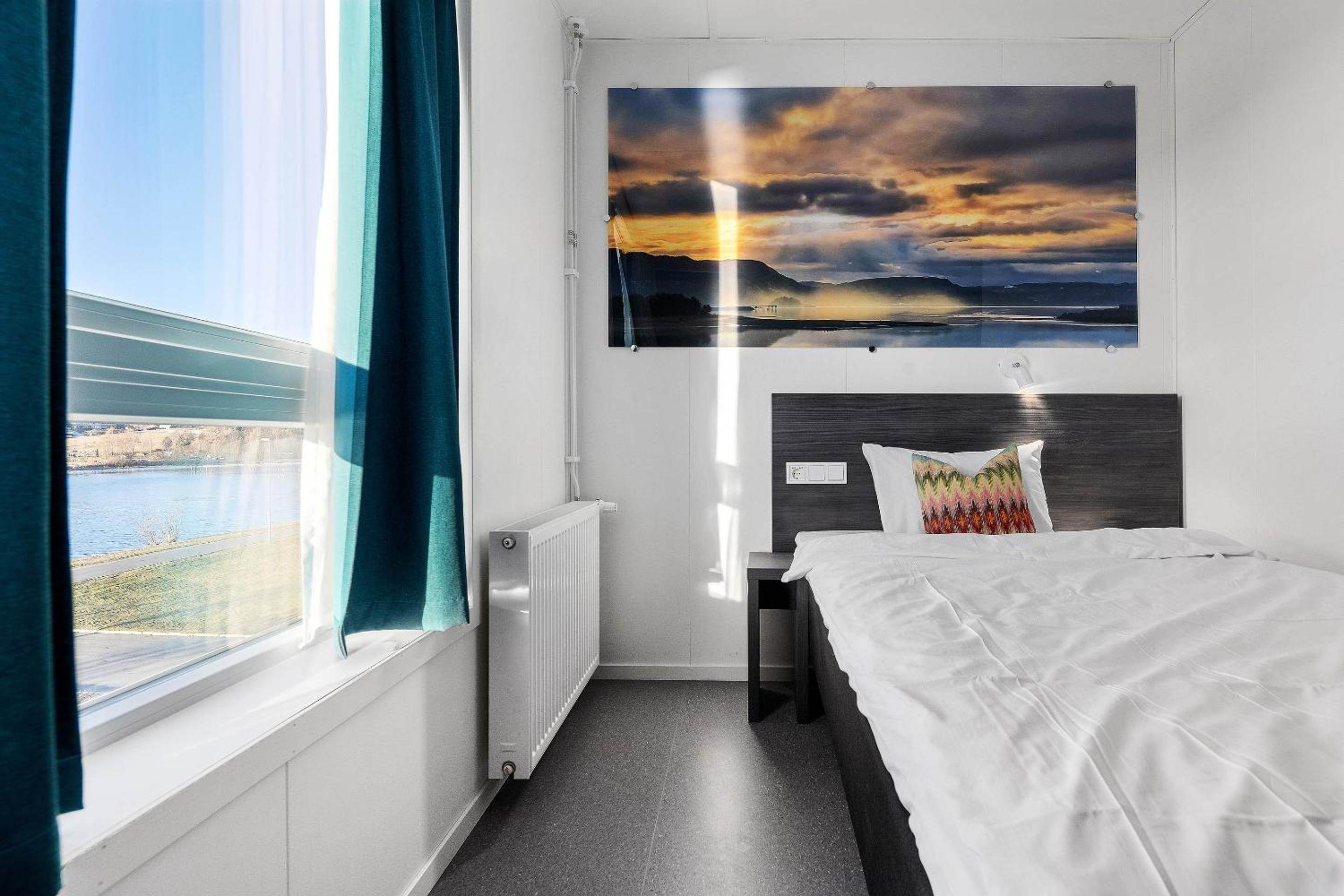 Economy Twin Room with Sea View - Non-Smoking - Photo 1