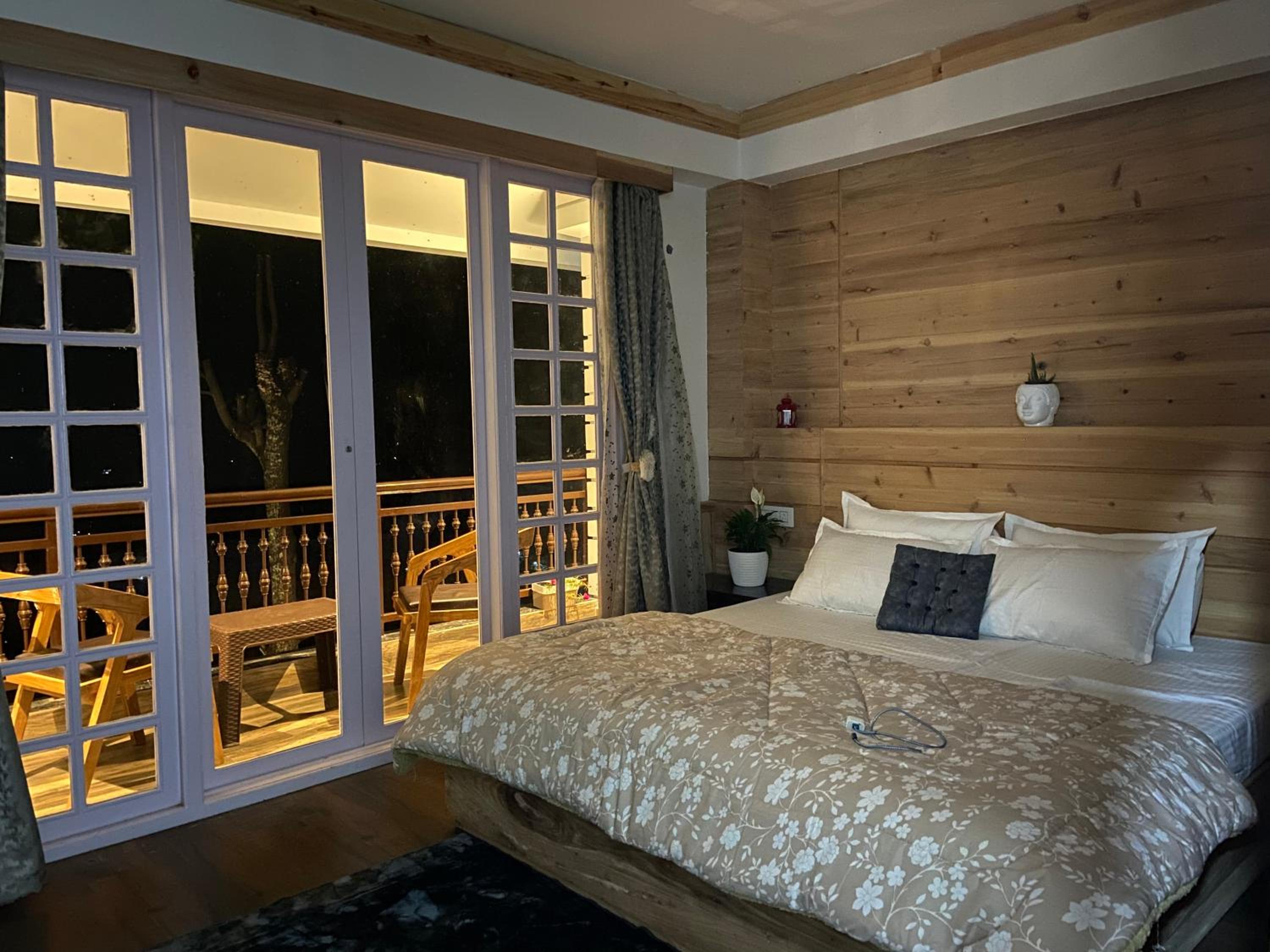 Queen Room With Balcony photo 1