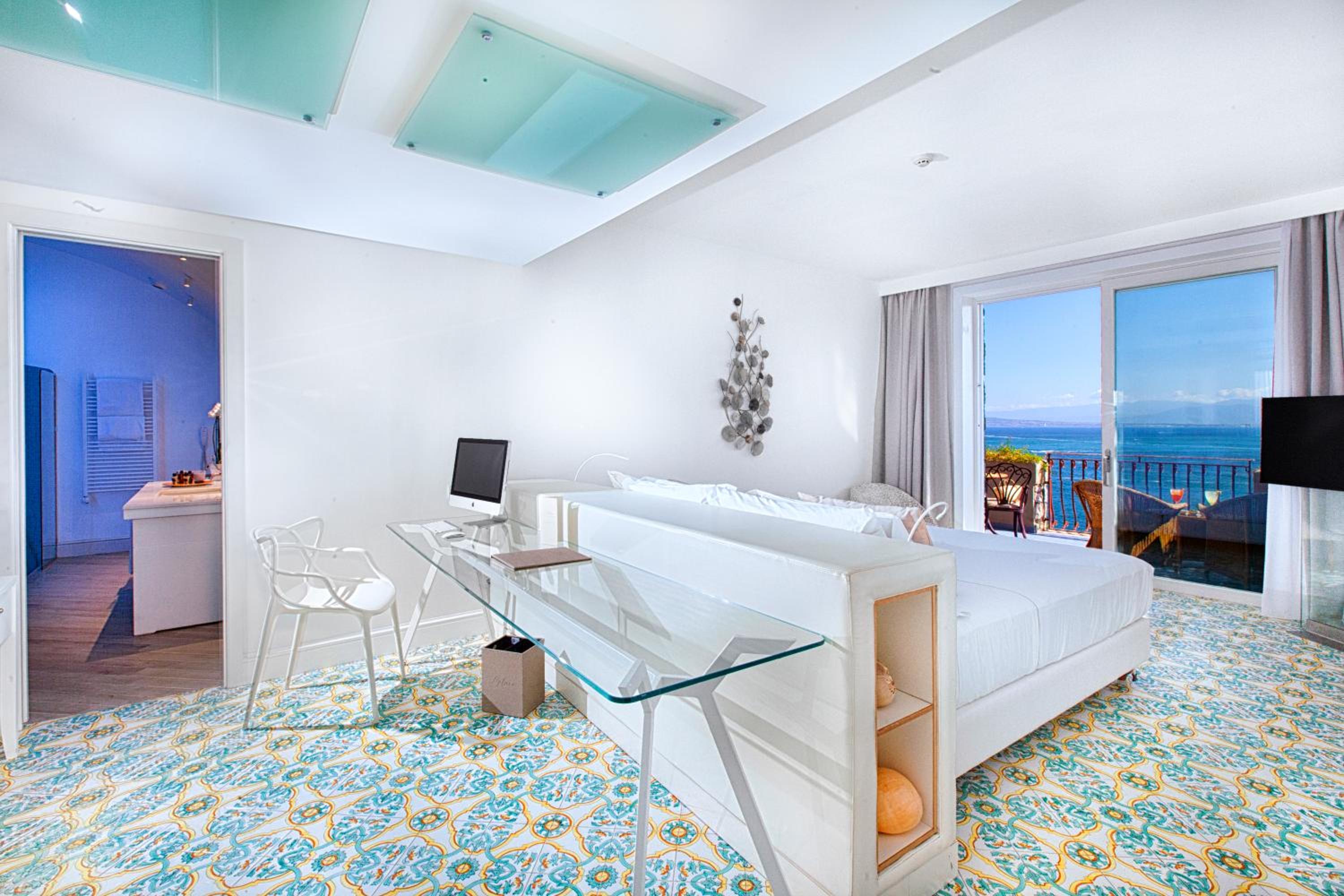 Deluxe Junior Suite with Terrace and Sea View - Photo 1