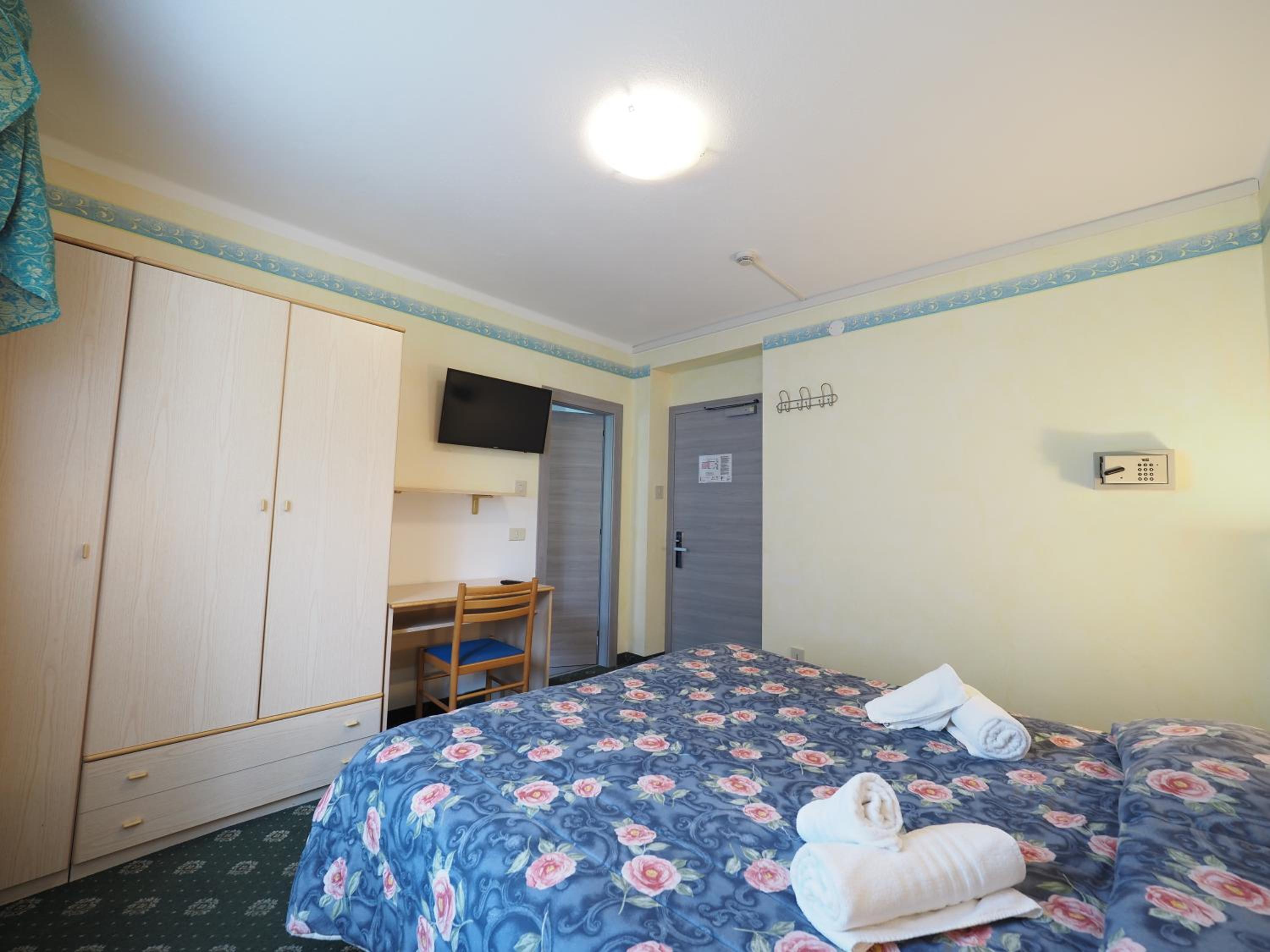 Double or Twin Room with Private Bathroom - Separate Building photo 2