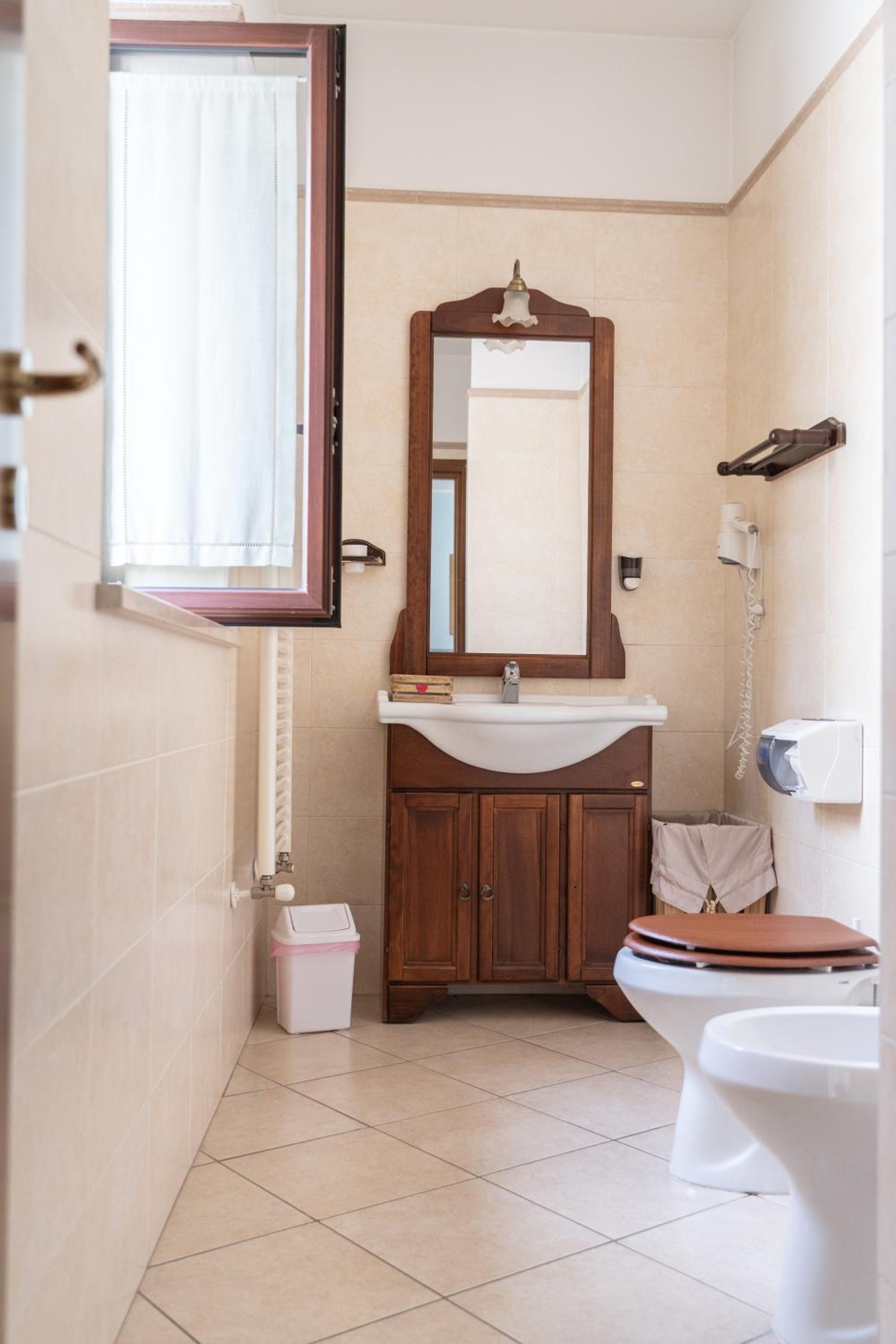 Double or Twin Room with Private Bathroom - Photo 9