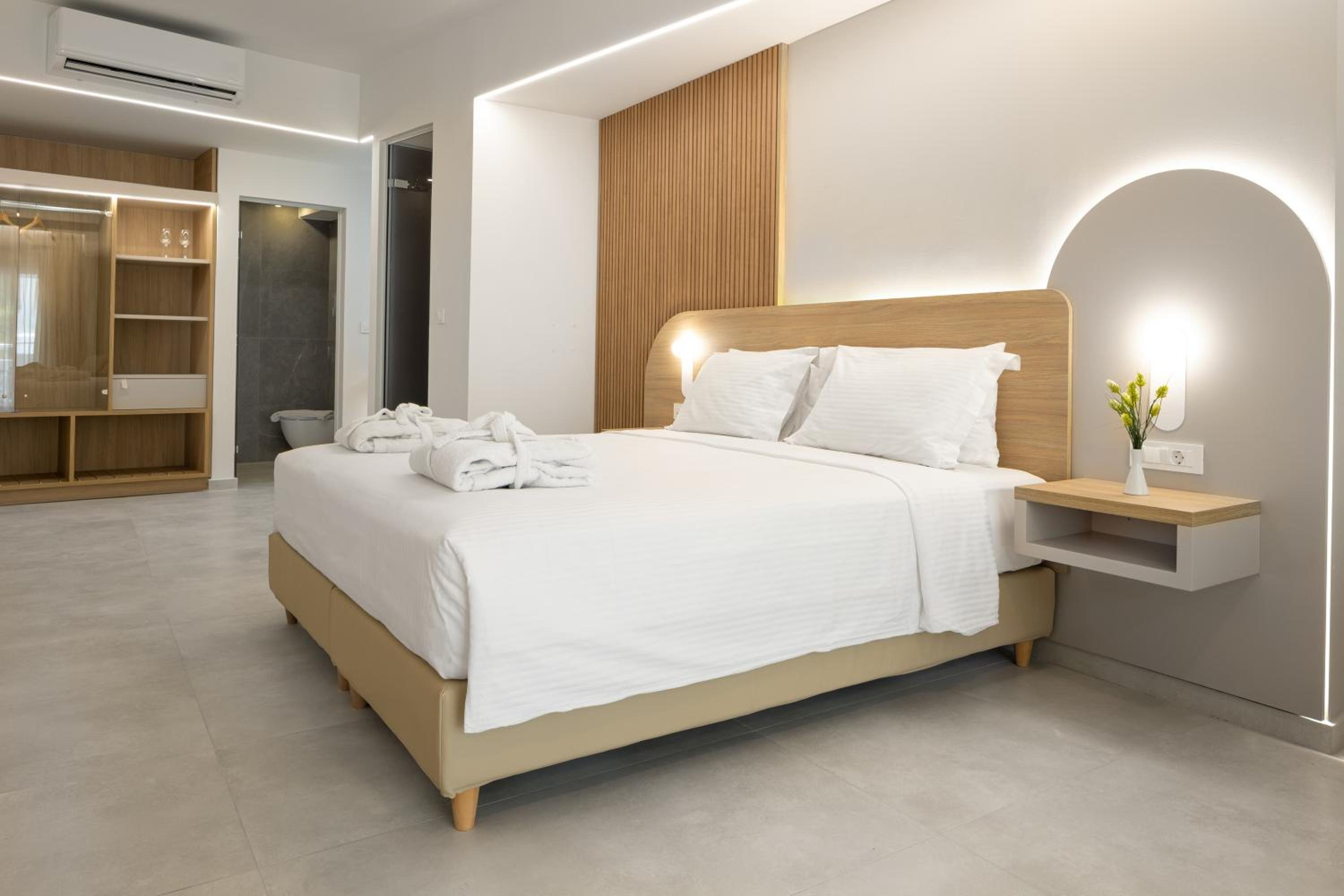 Junior Suite with Balcony - Photo 7