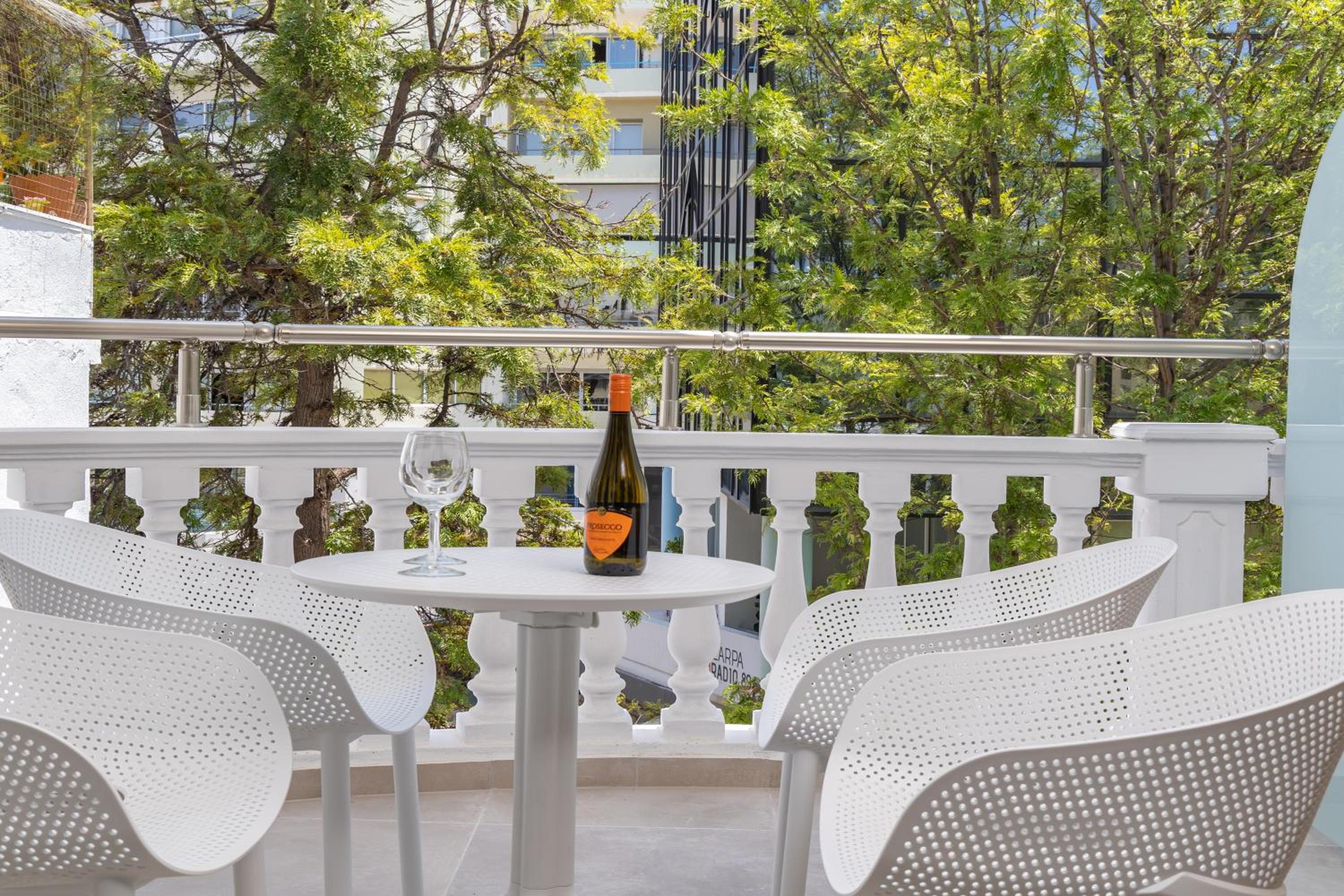 Junior Suite with Balcony - Photo 4