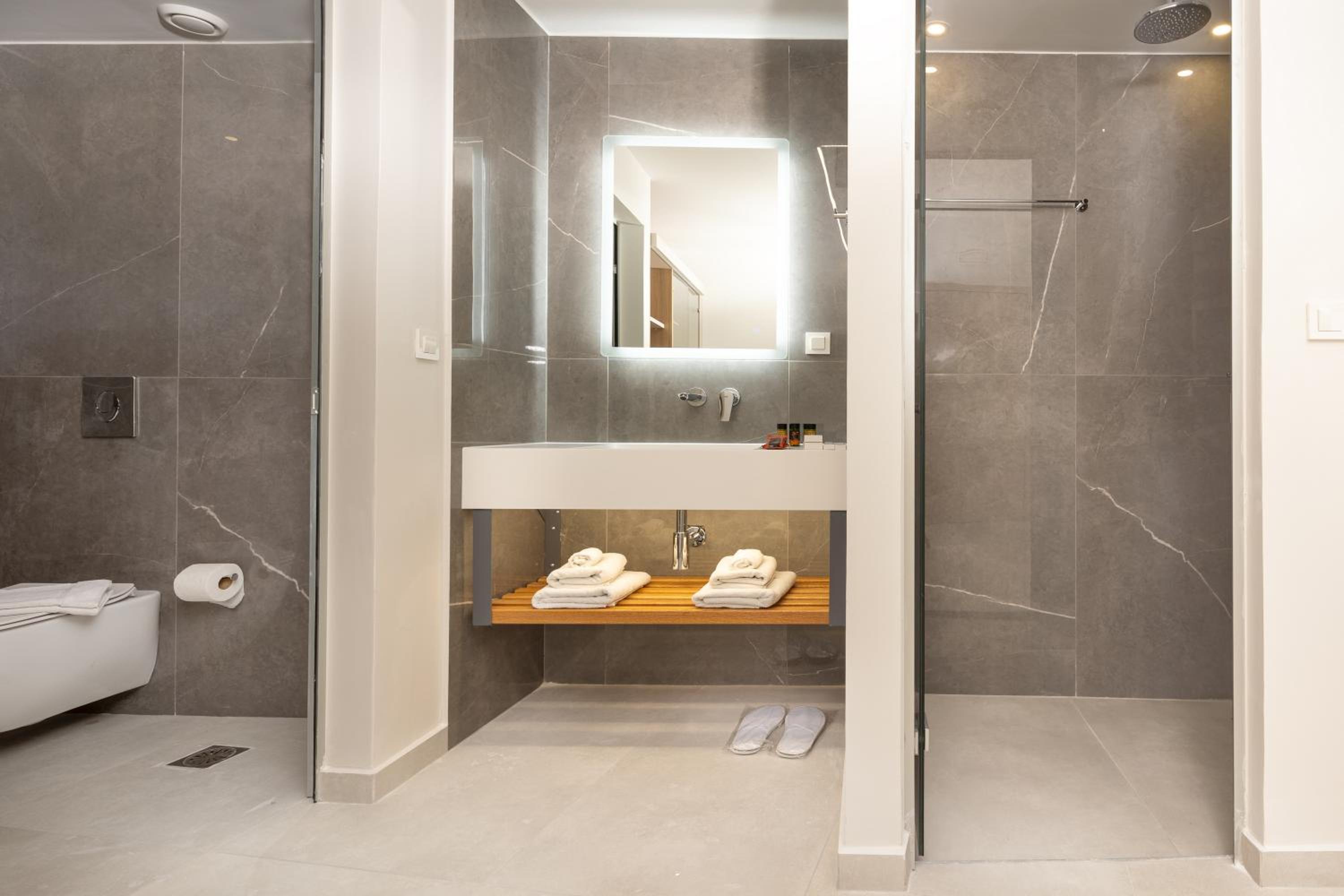 Junior Suite with Balcony - Photo 11