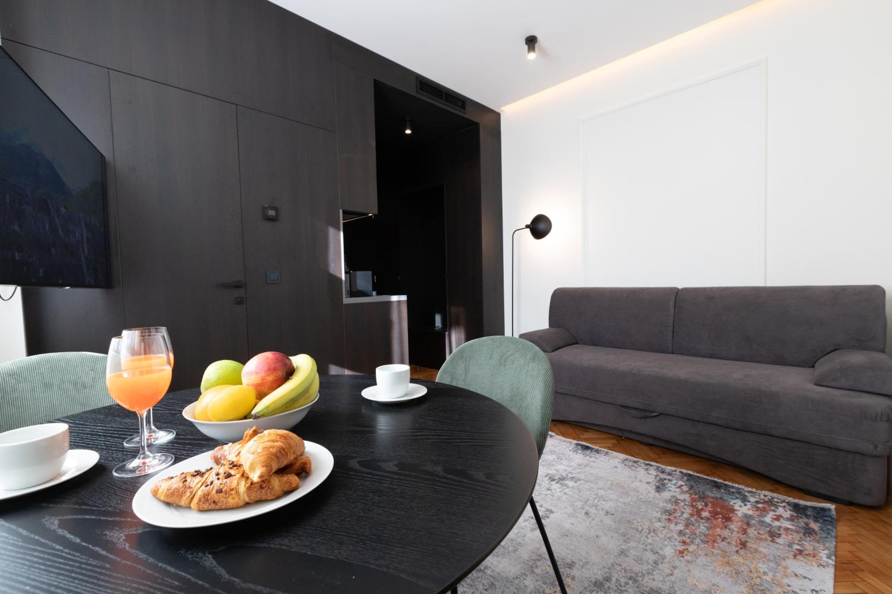 One-Bedroom Apartment - Photo 2