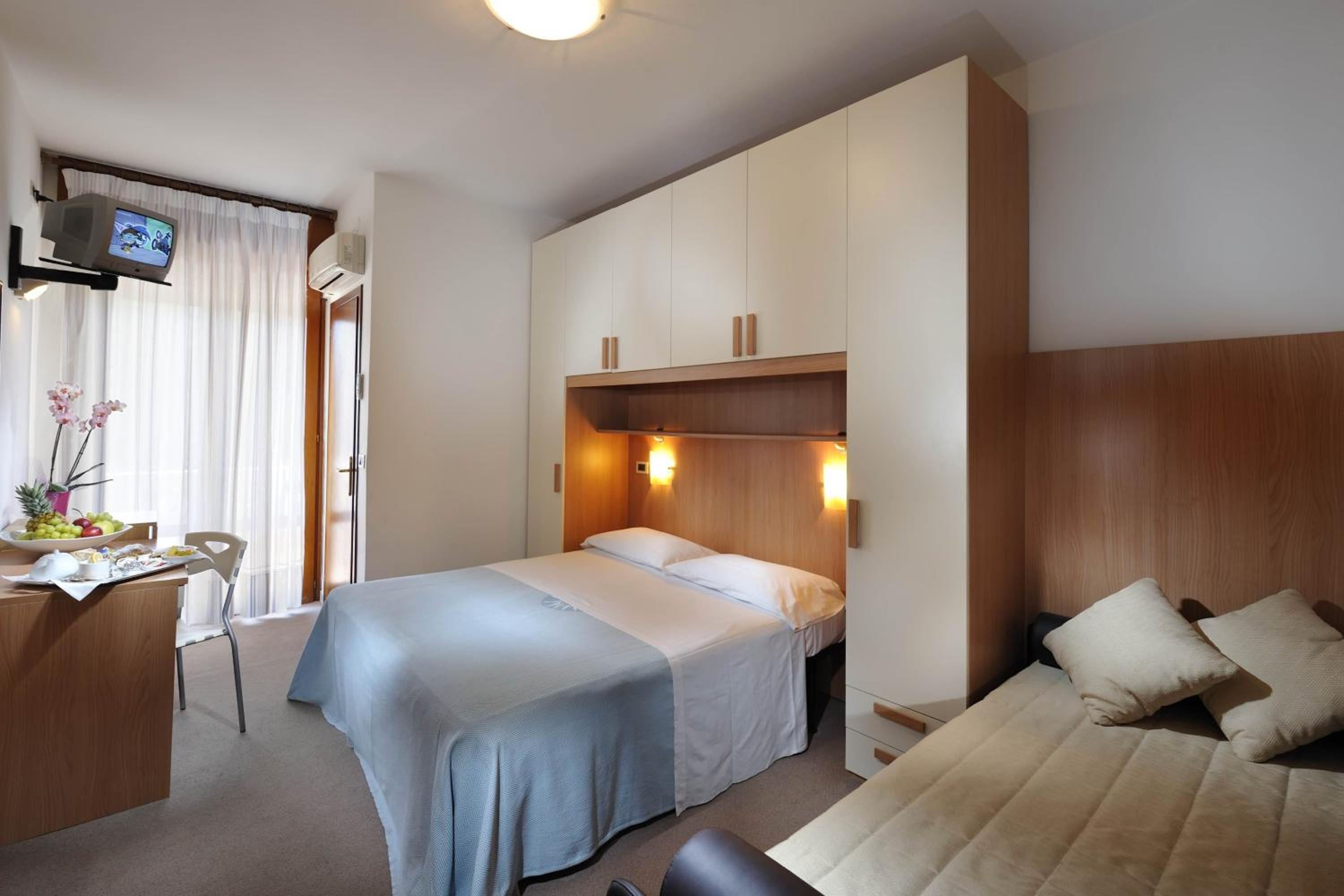 Classic Triple Room photo 2