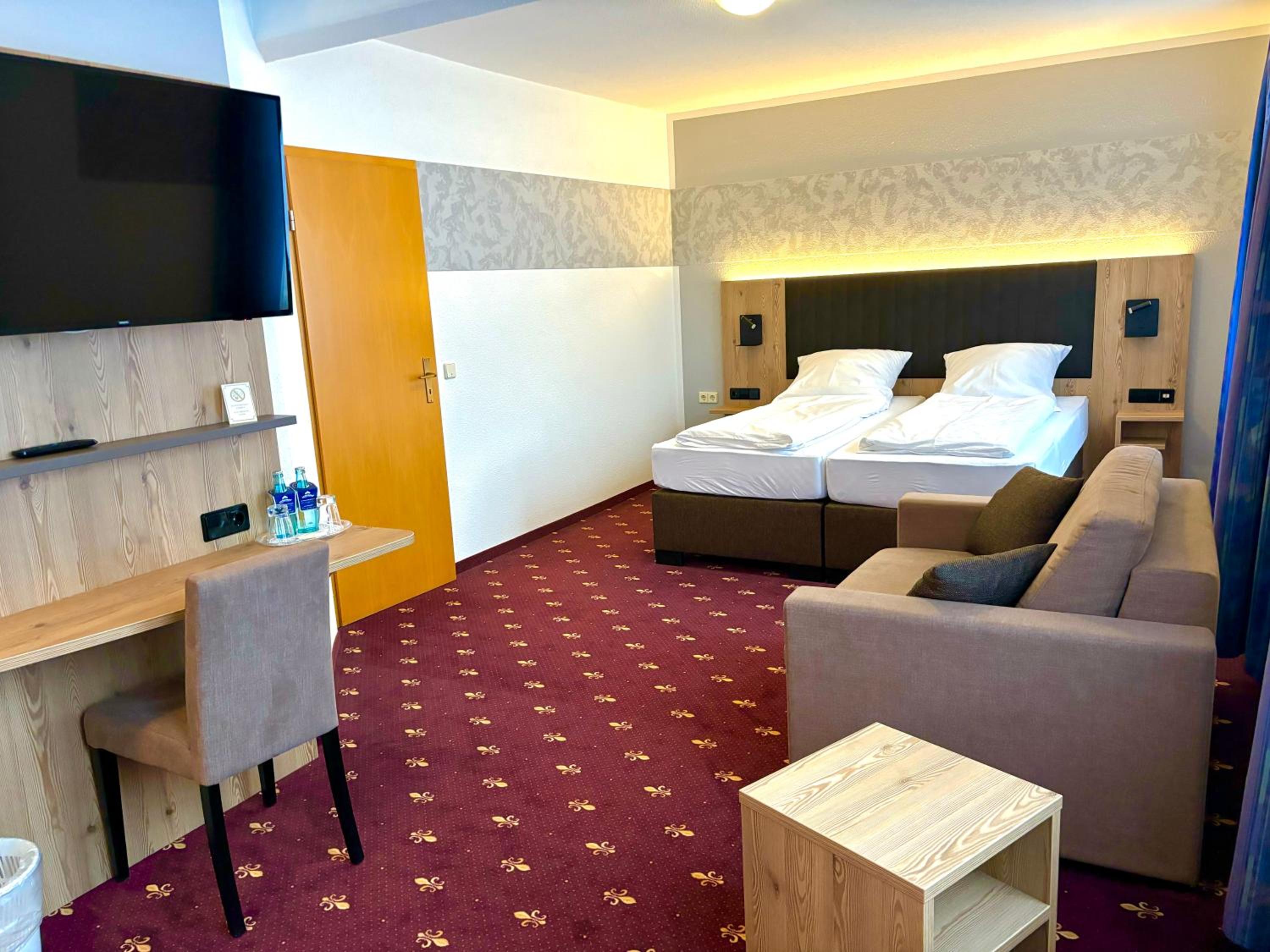 Large Double Room - Photo 1