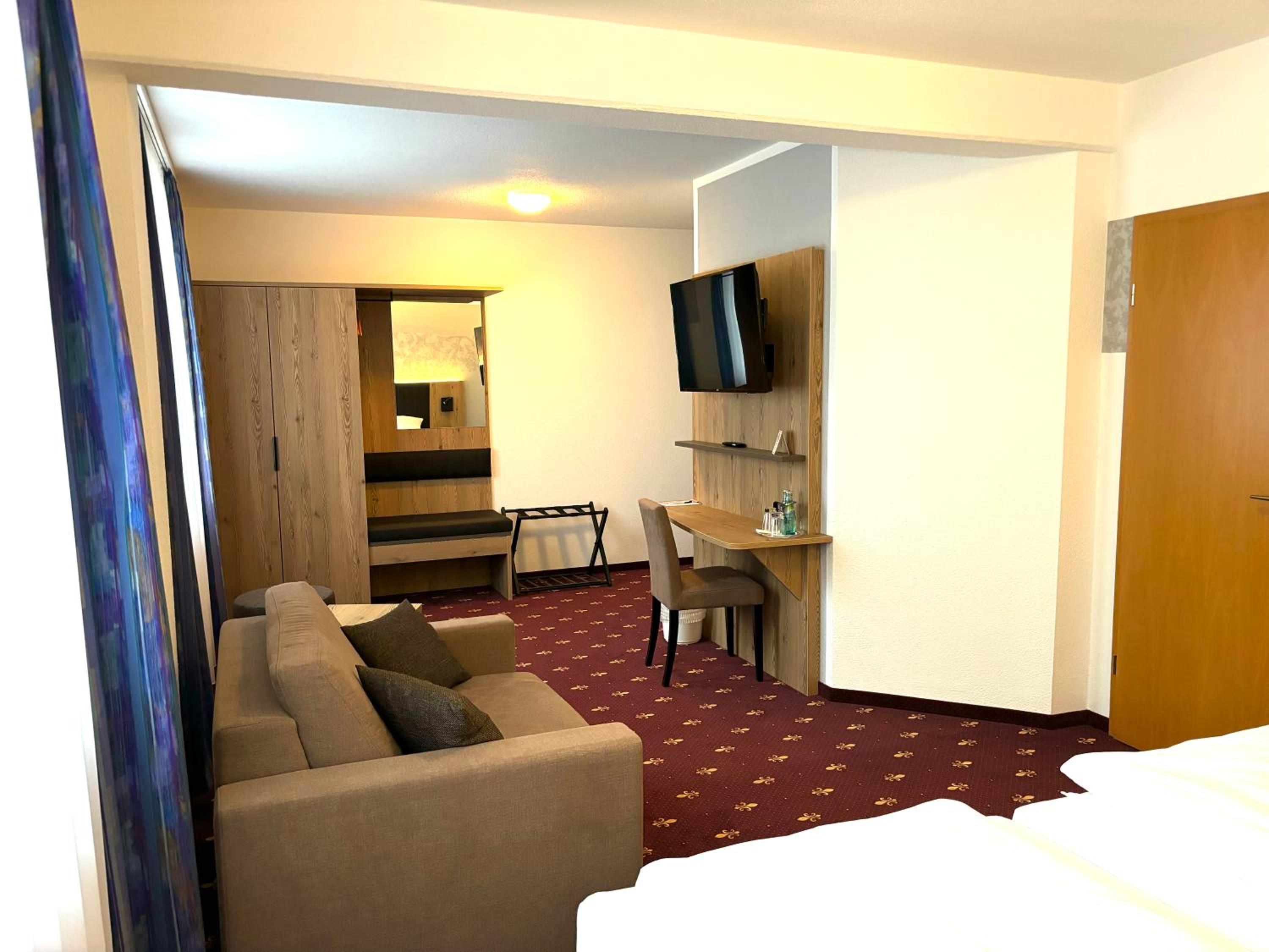 Large Double Room - Photo 4