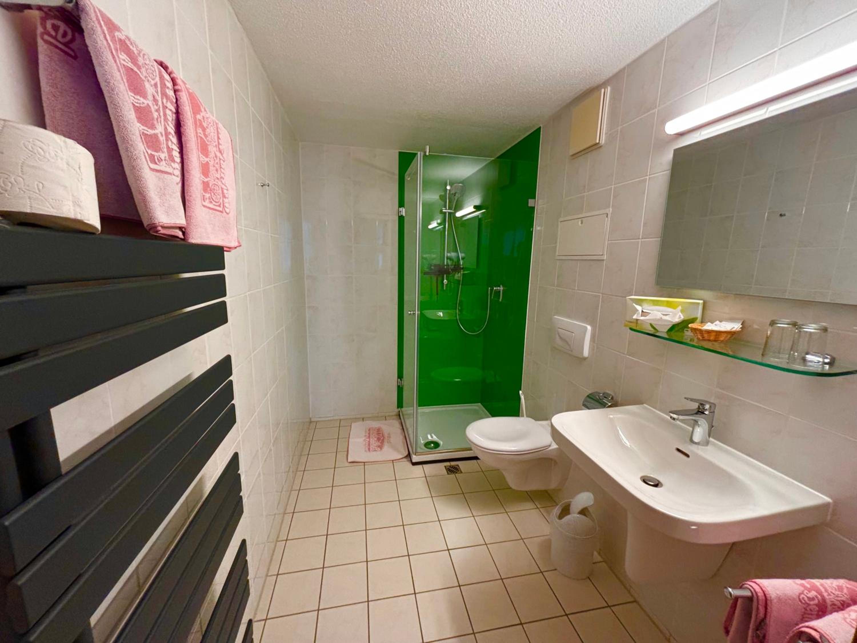 Large Double Room - Photo 3