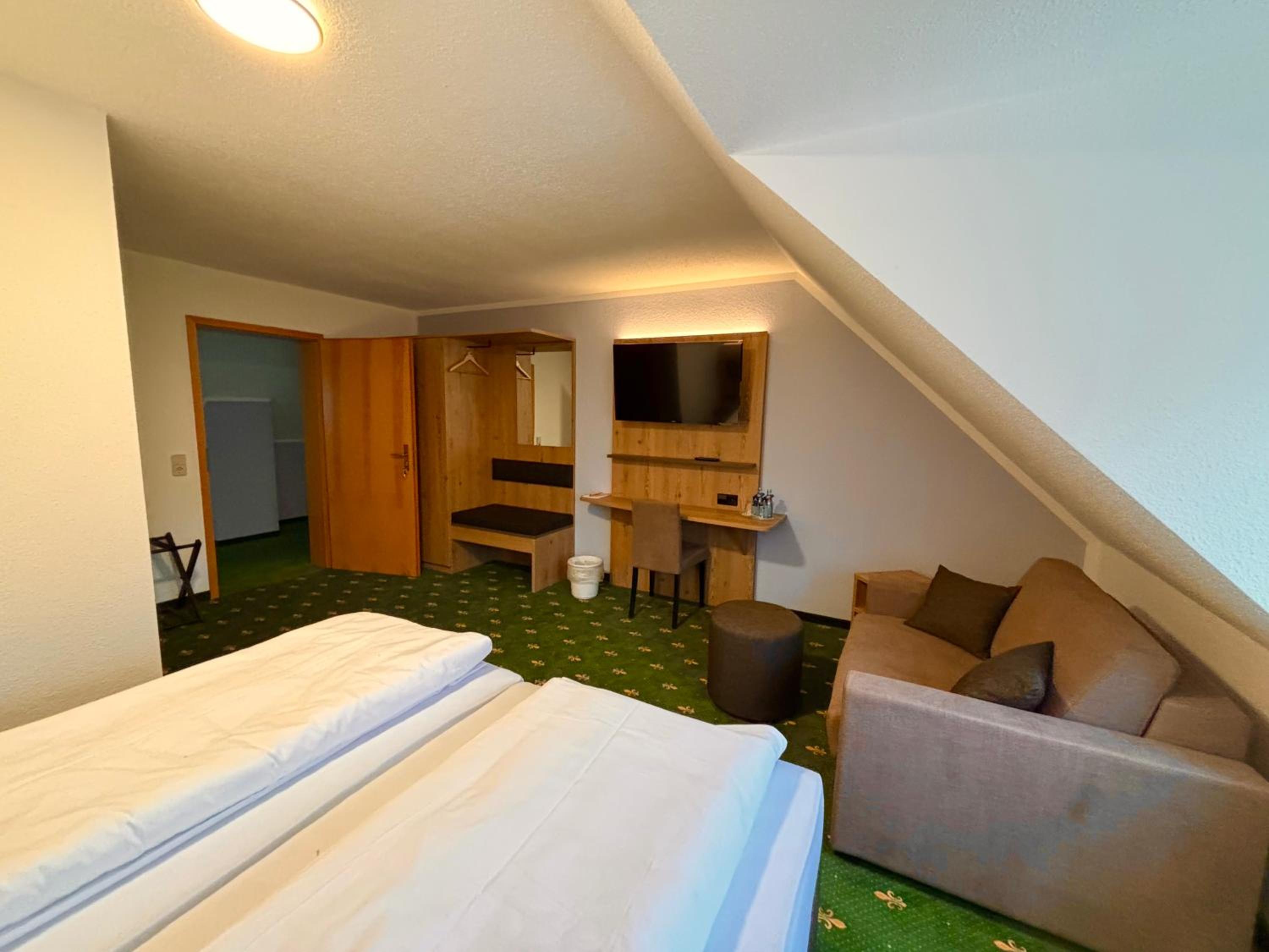 Large Double Room - Photo 2