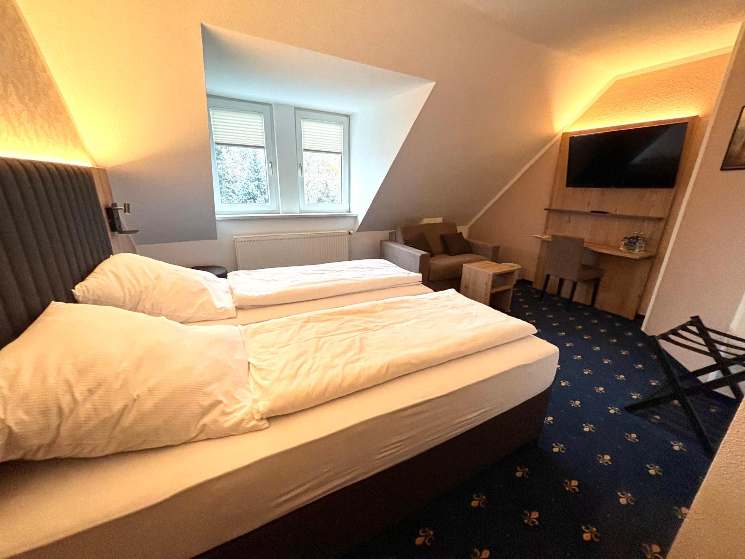 Large Double Room - Photo 5