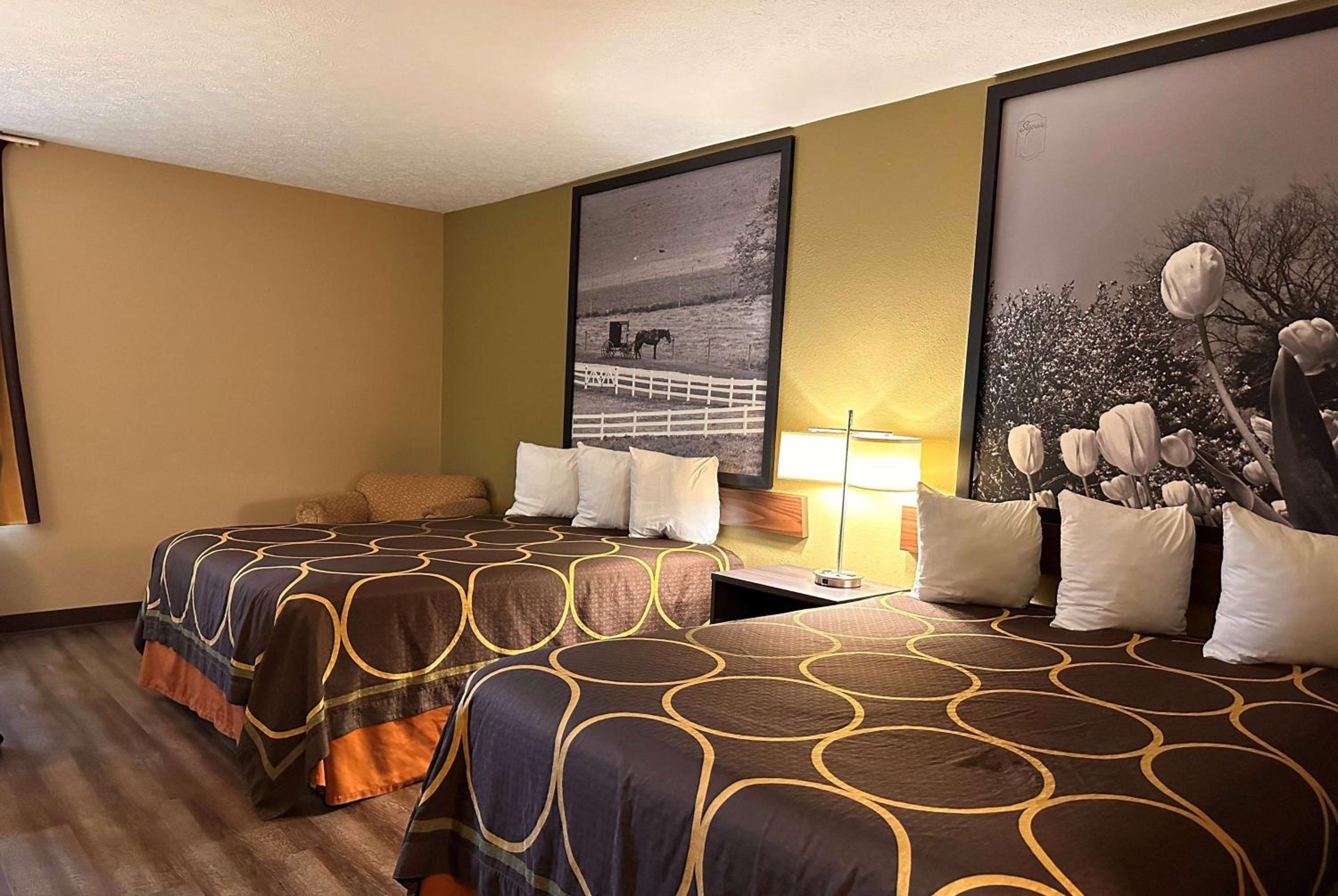 Queen Room with Two Queen Beds - Non-Smoking - Photo 5