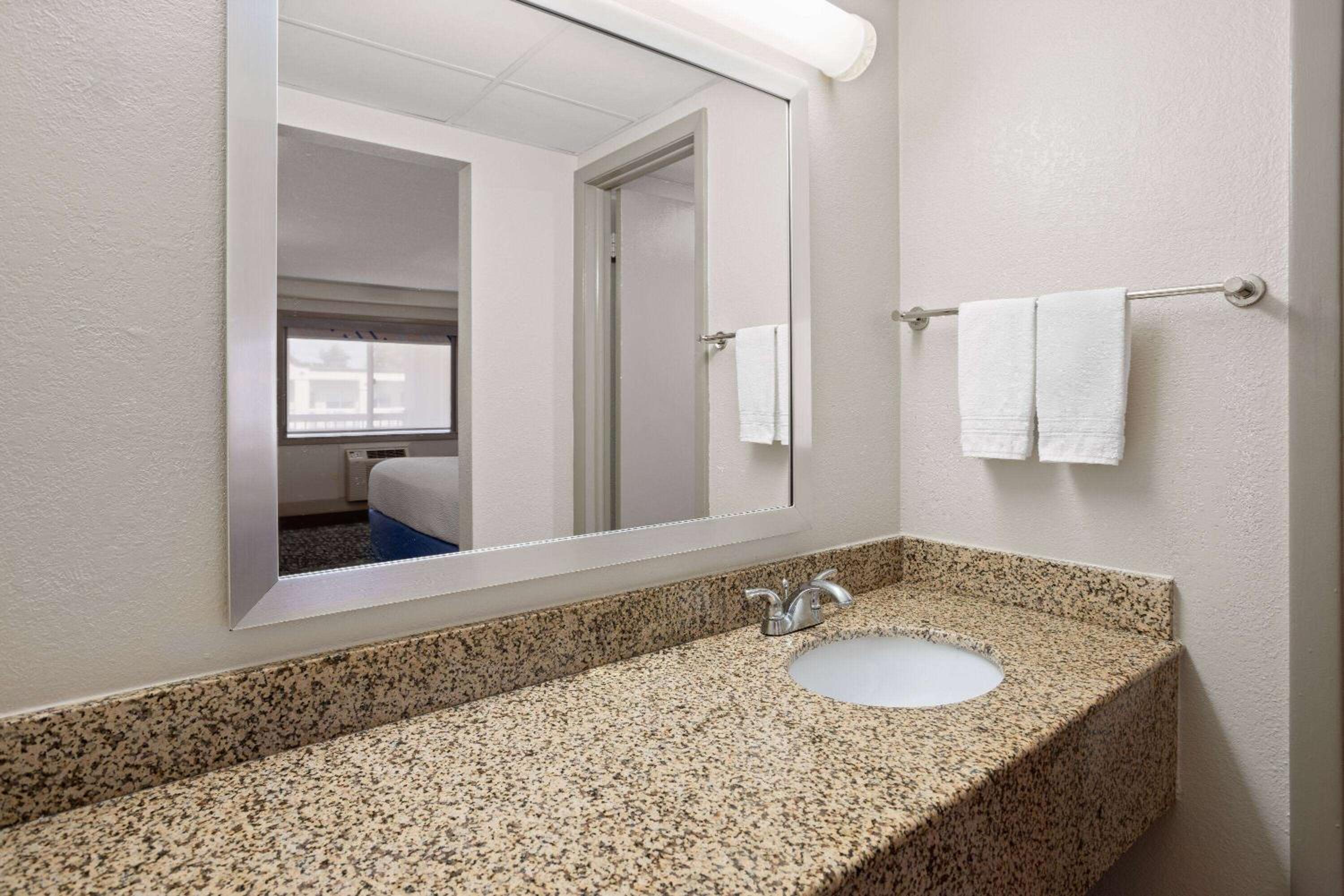 King Room - Non-Smoking - Photo 2