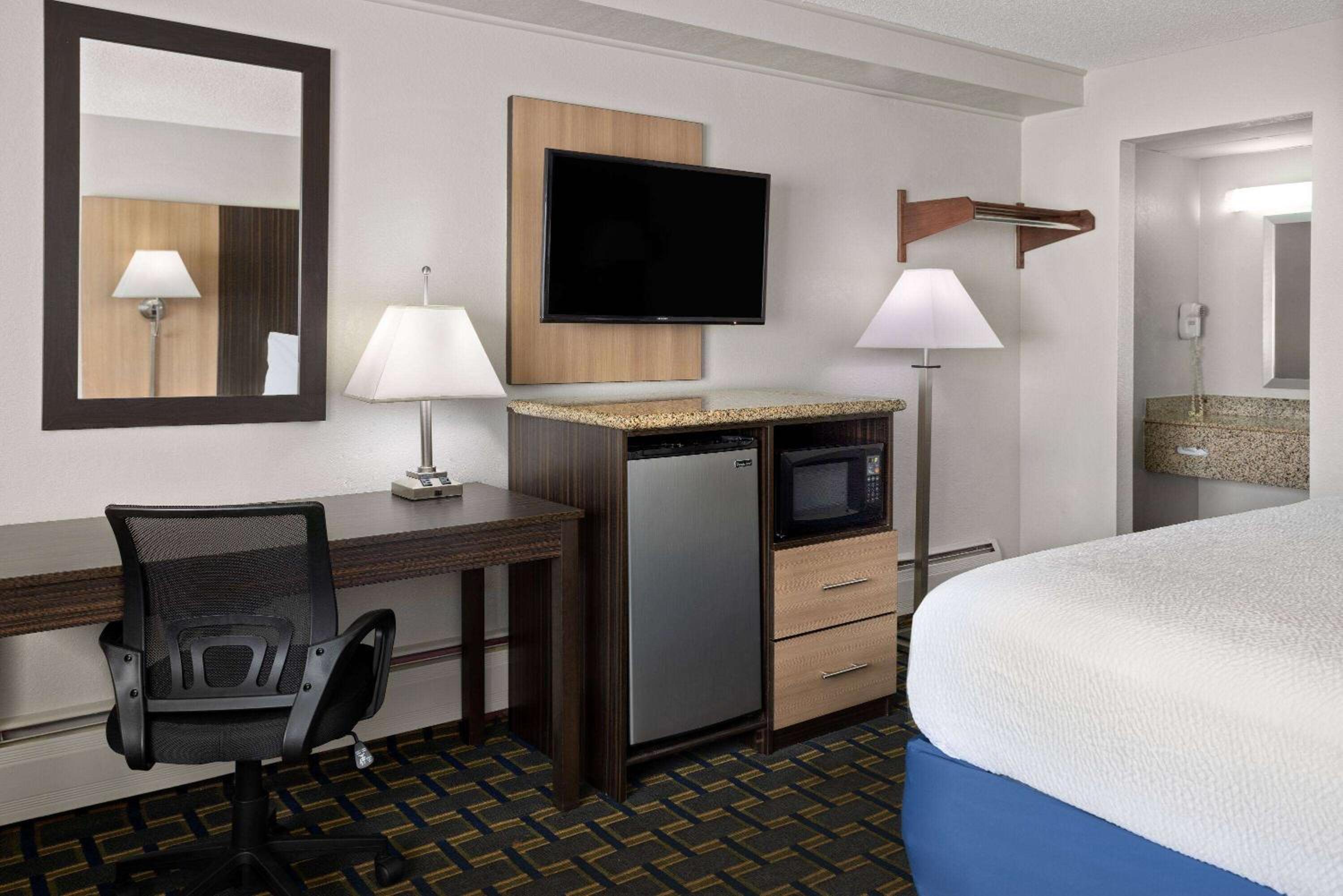 King Room - Non-Smoking - Photo 4