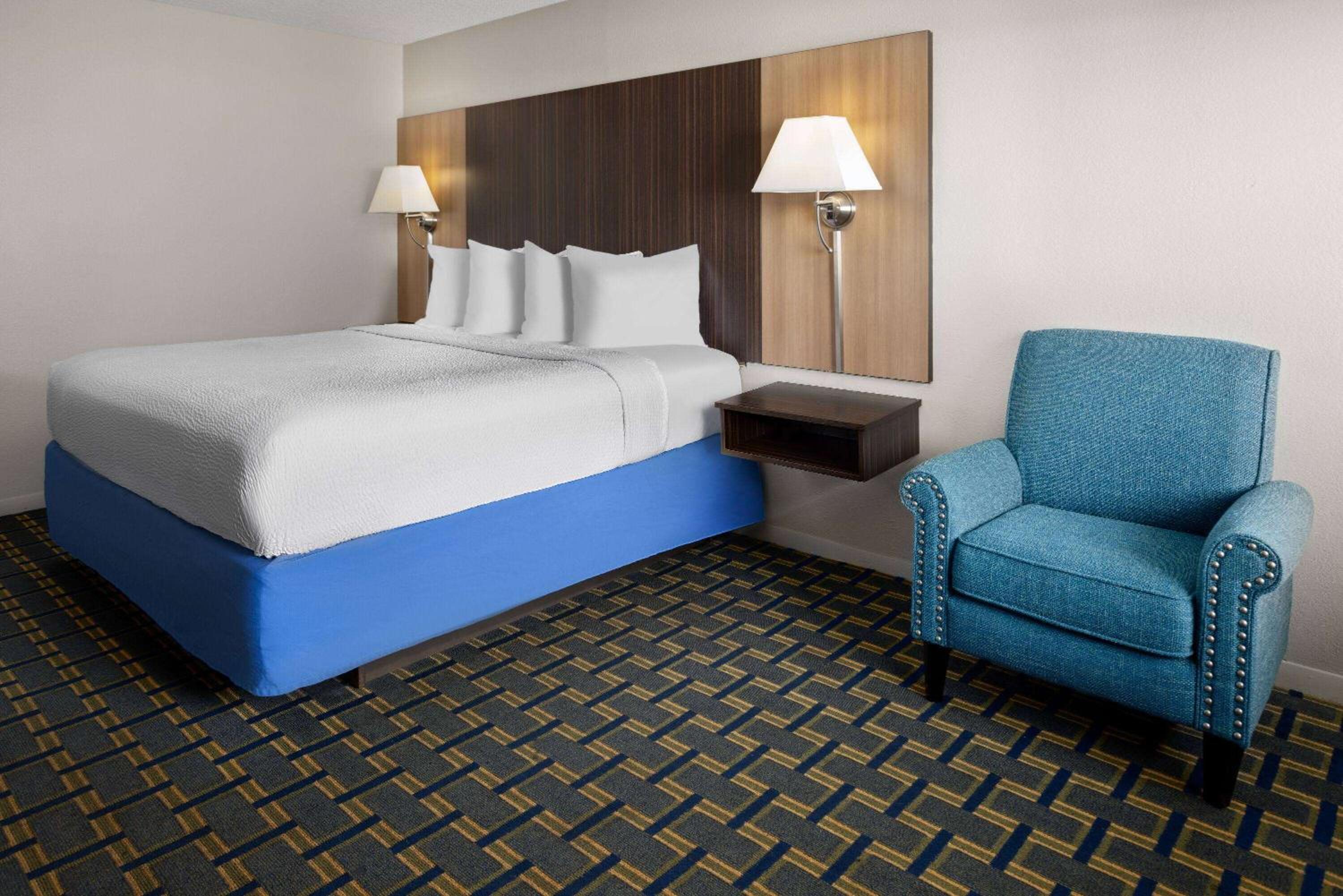 King Room - Non-Smoking - Photo 3