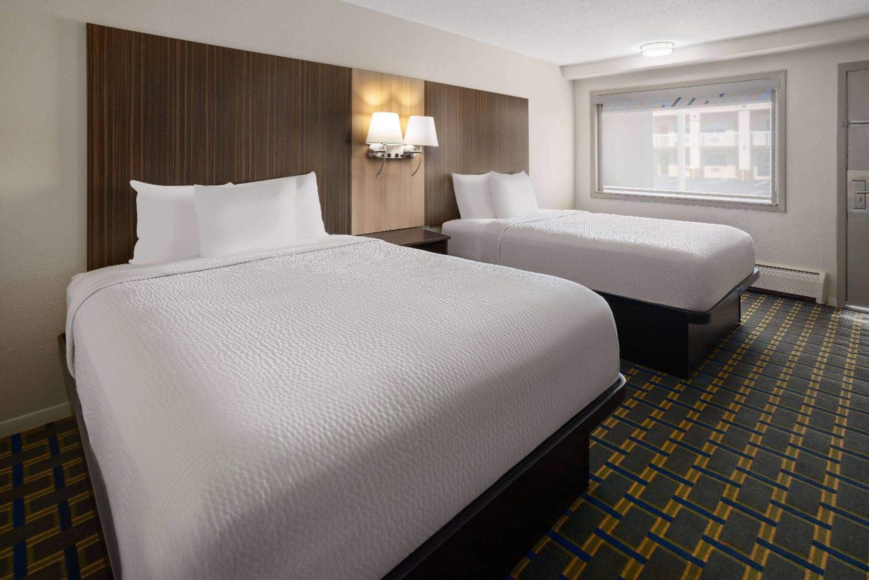 Queen Room with Two Queen Beds - Non-Smoking - Photo 1