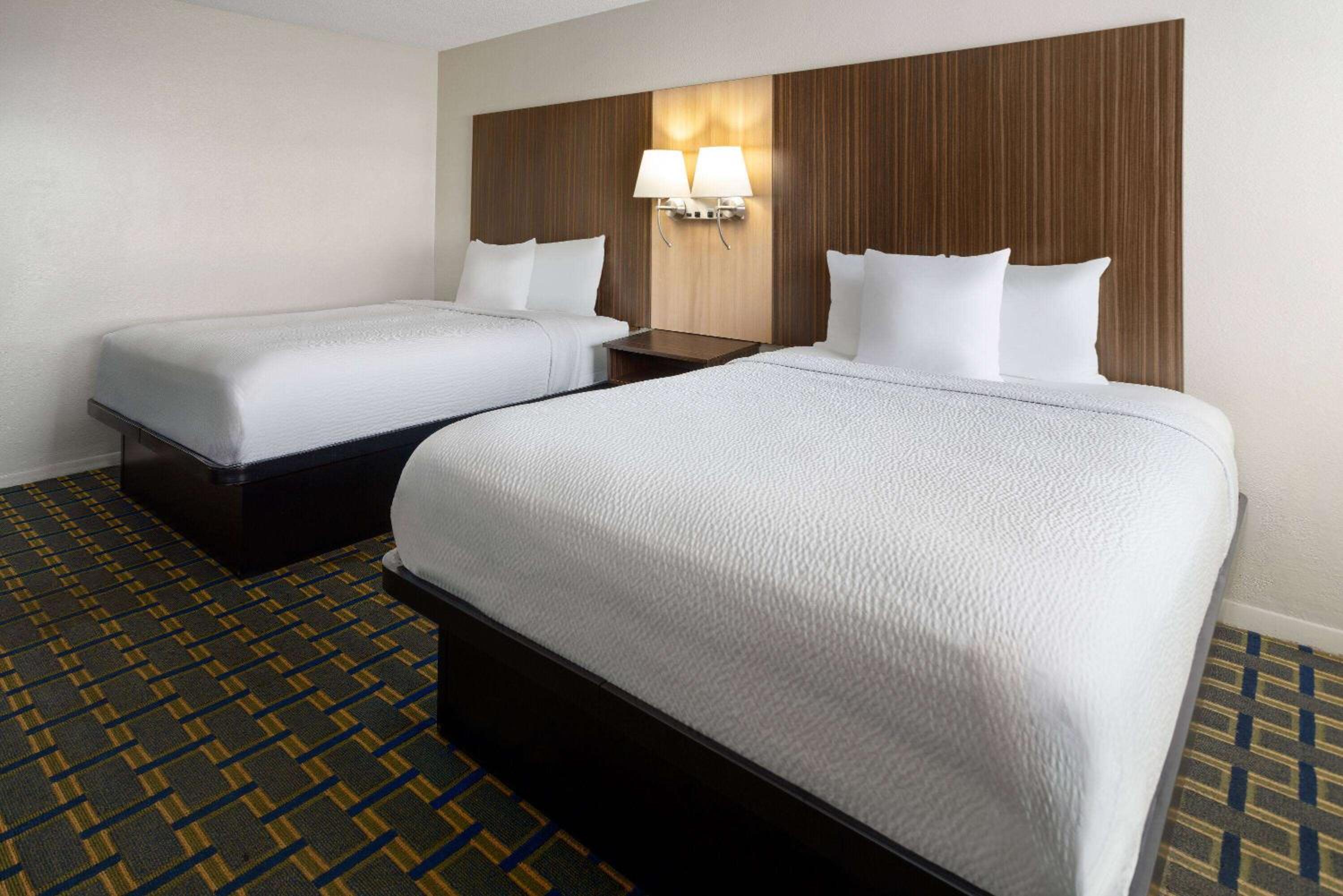 Queen Room with Two Queen Beds - Non-Smoking - Photo 2