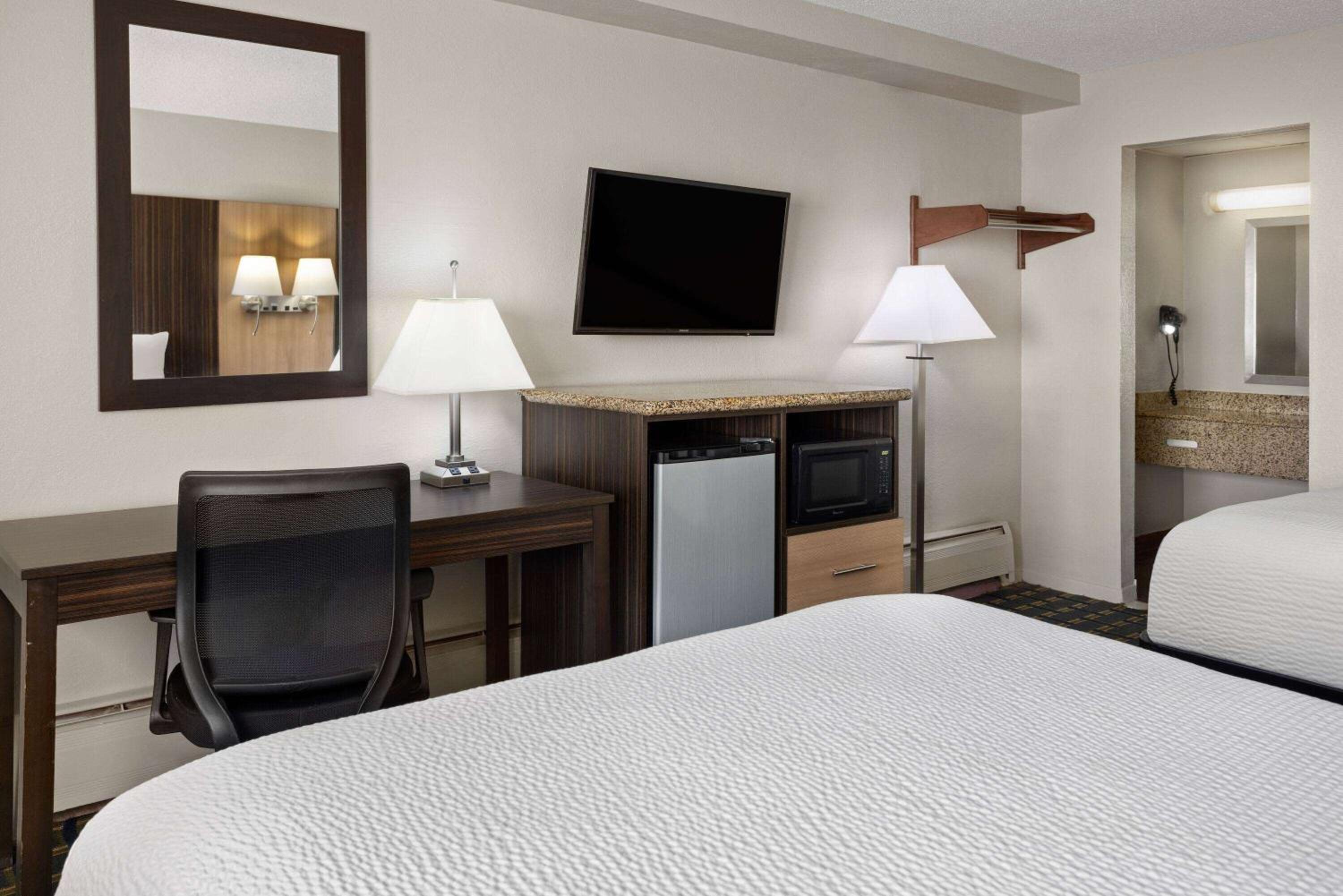 Queen Room with Two Queen Beds - Non-Smoking - Photo 4