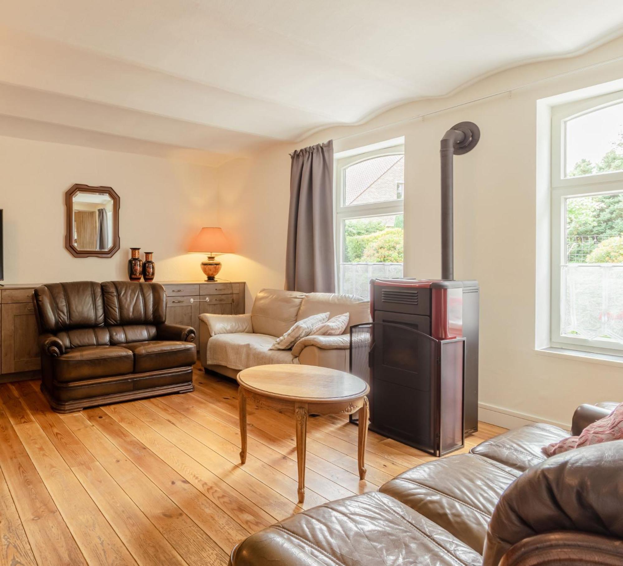 Seven-Bedroom House photo 1