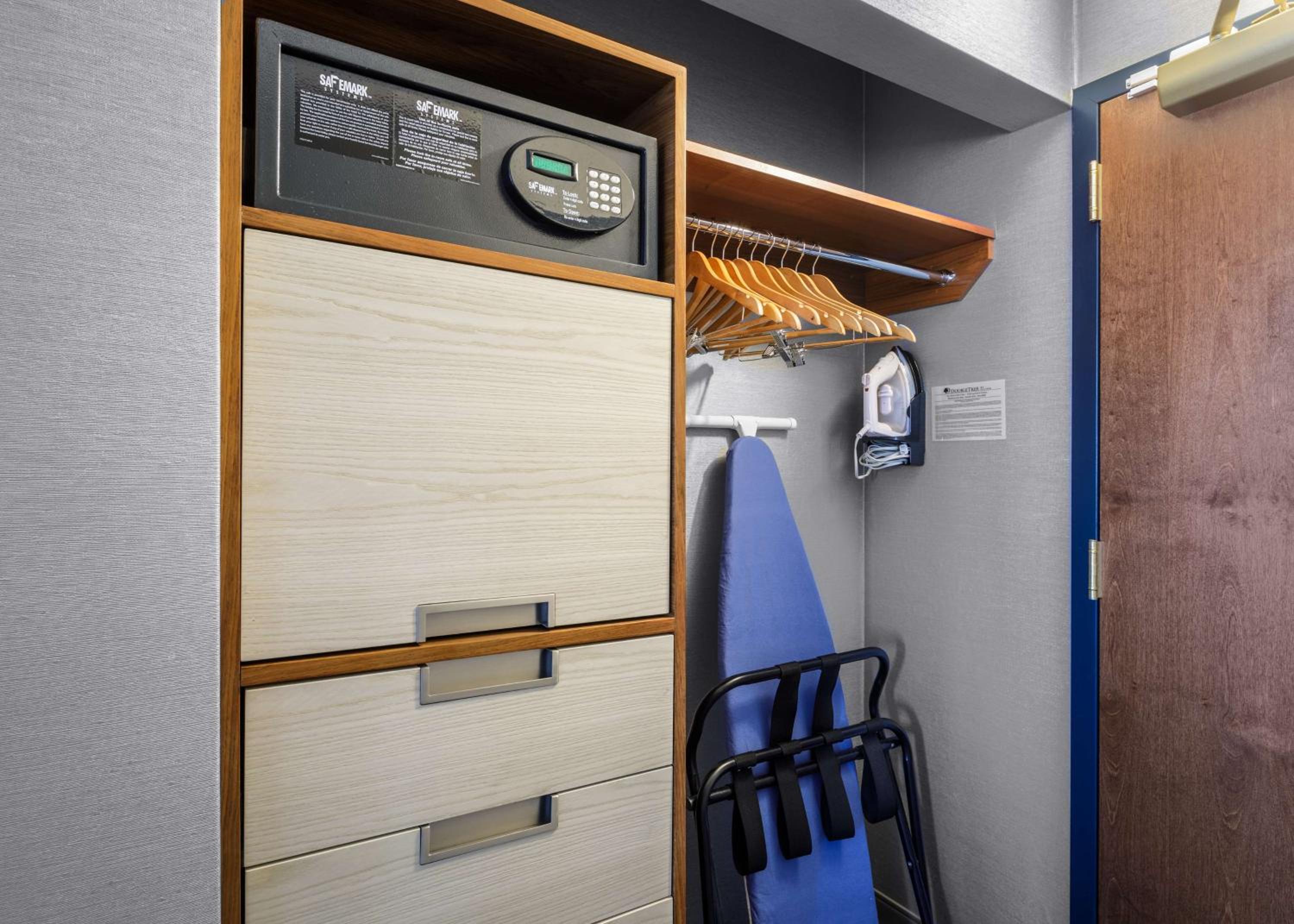 Double Room with Two Double Beds - Photo 2