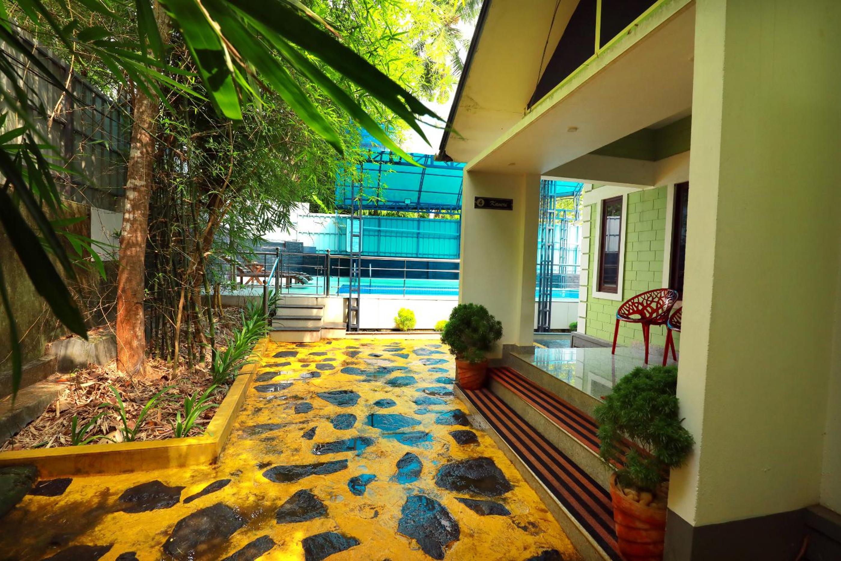 Double Room with Pool View - Photo 7