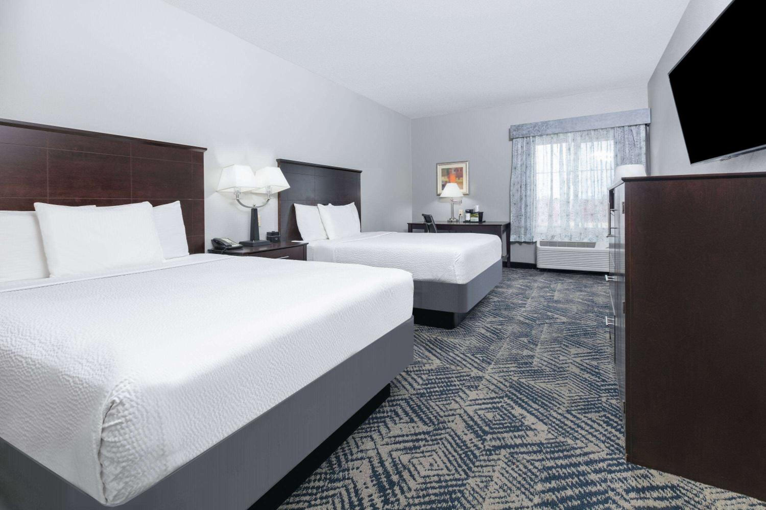 Deluxe Queen Room with Two Queen Beds - Photo 5