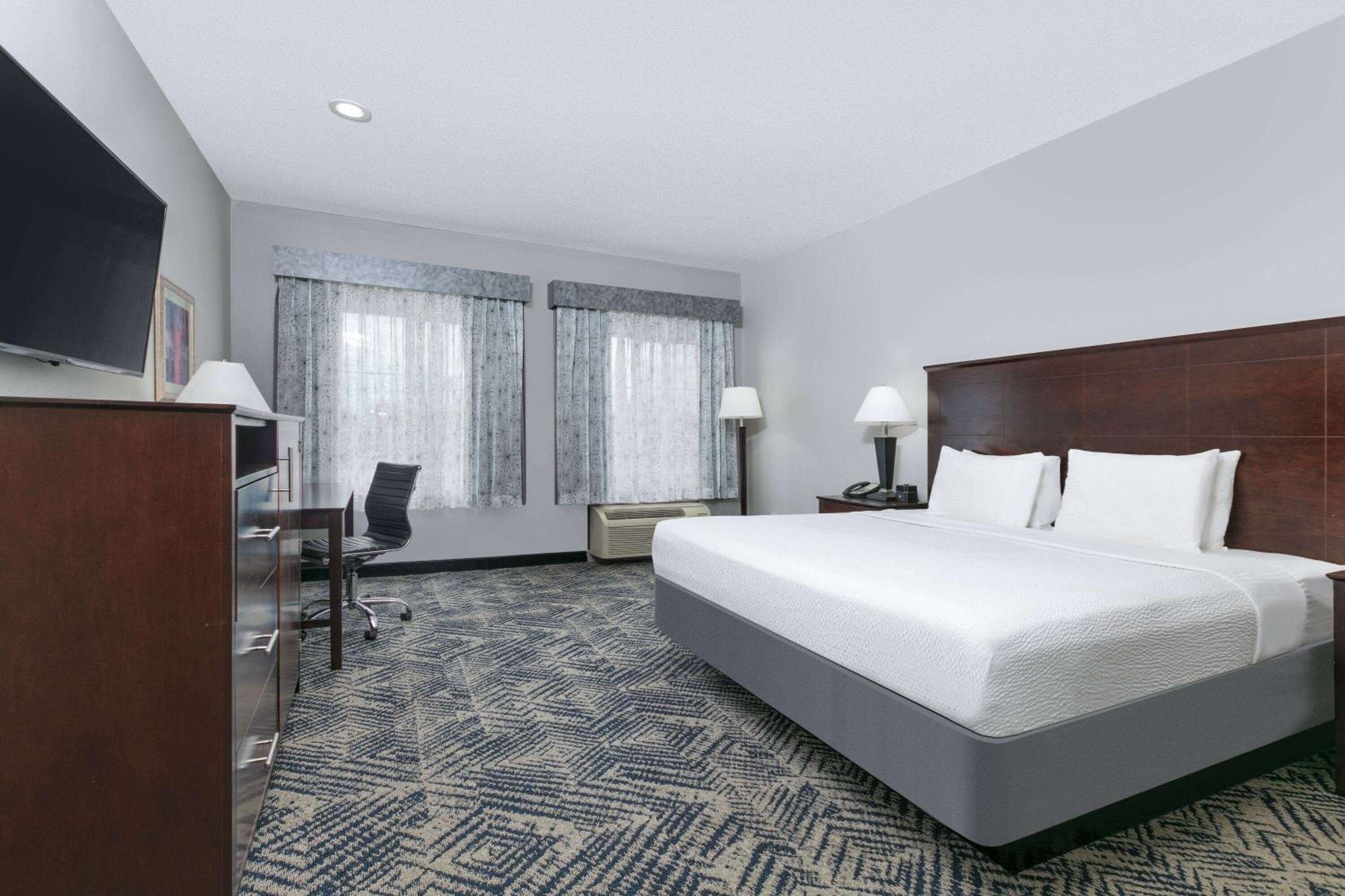 King Room with Roll-In Shower - Accessible/Non-Smoking - Photo 6