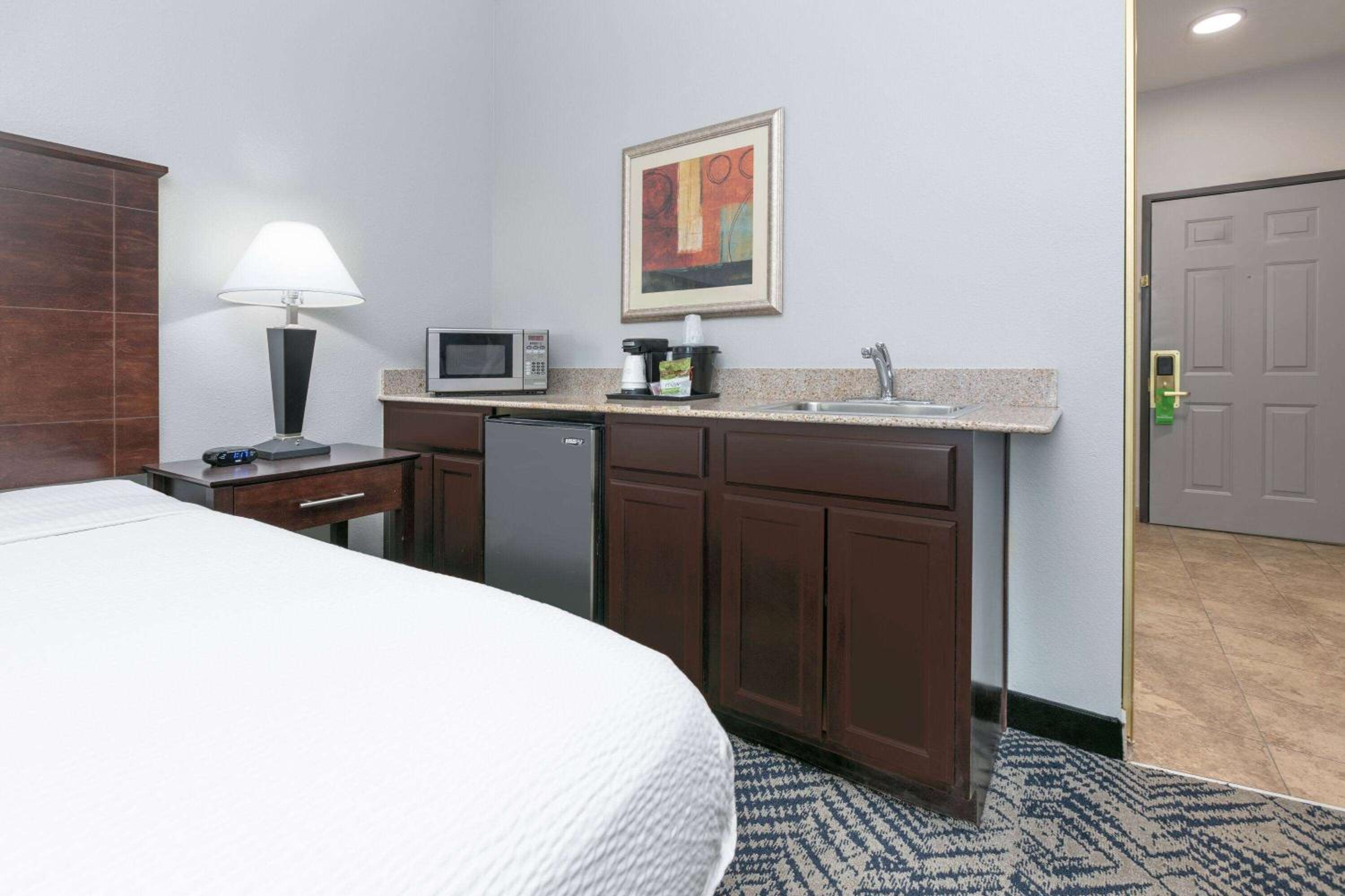 King Studio Suite - Non-Smoking - Photo 3