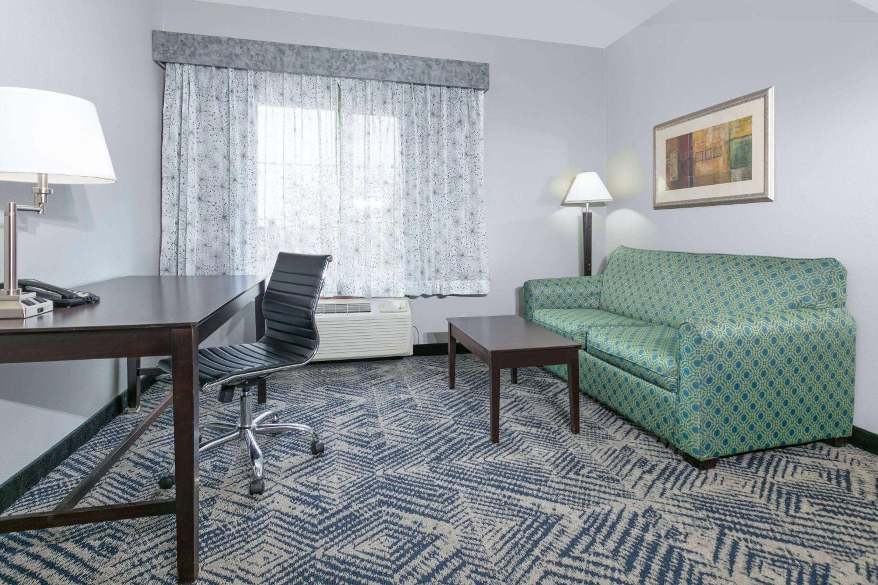 King Studio Suite - Non-Smoking - Photo 4