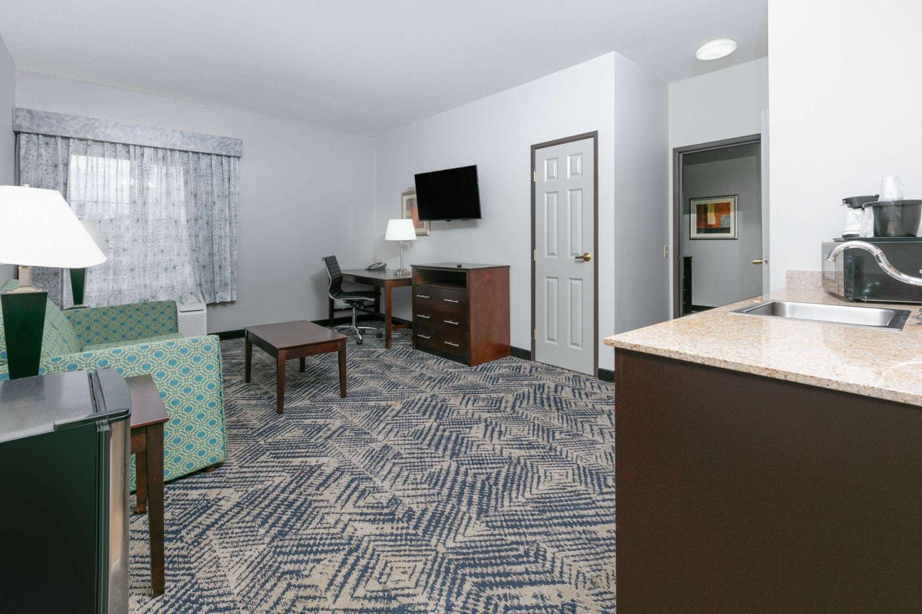 King Suite - Non-Smoking - Photo 6