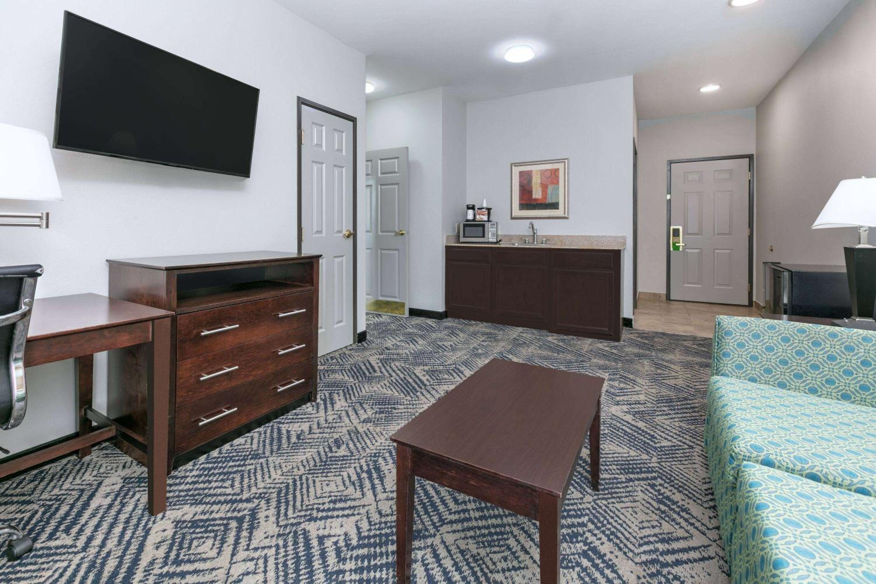 King Suite - Non-Smoking - Photo 2