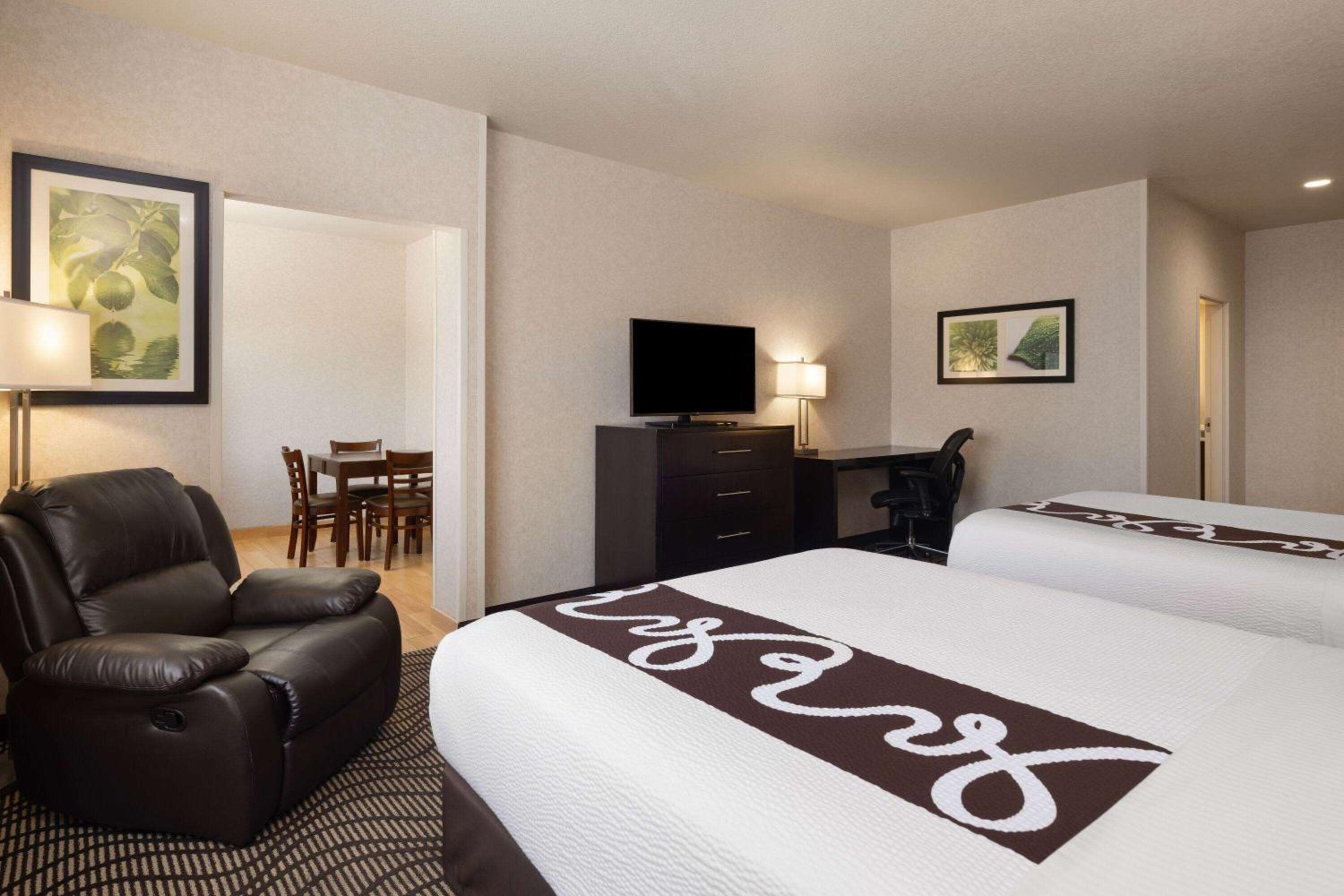 Studio Suite with Two Queen Beds & Kitchenette - Non-Smoking - Photo 2
