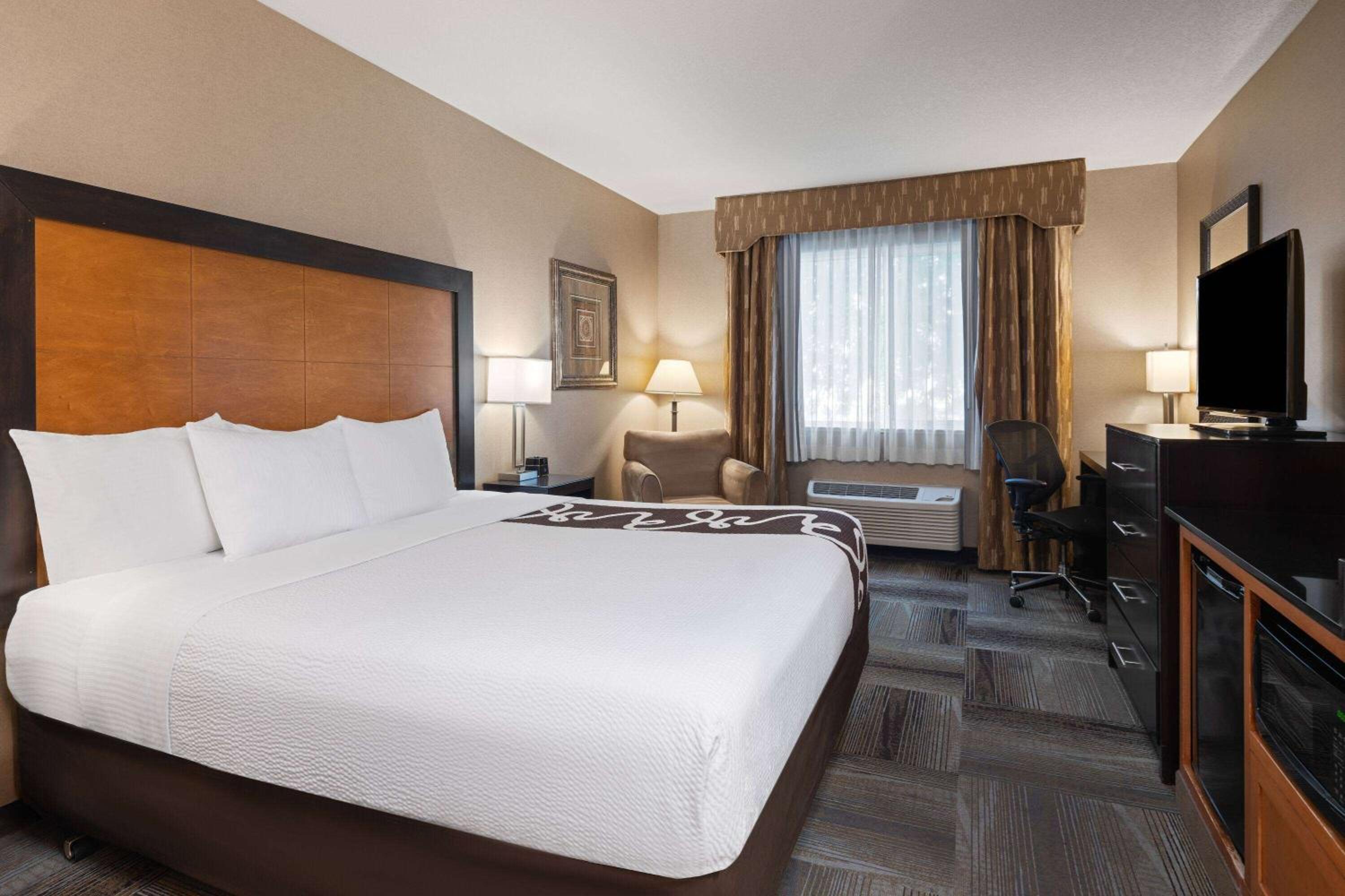 Deluxe King Room - Mobility Access/Non-Smoking - Photo 1