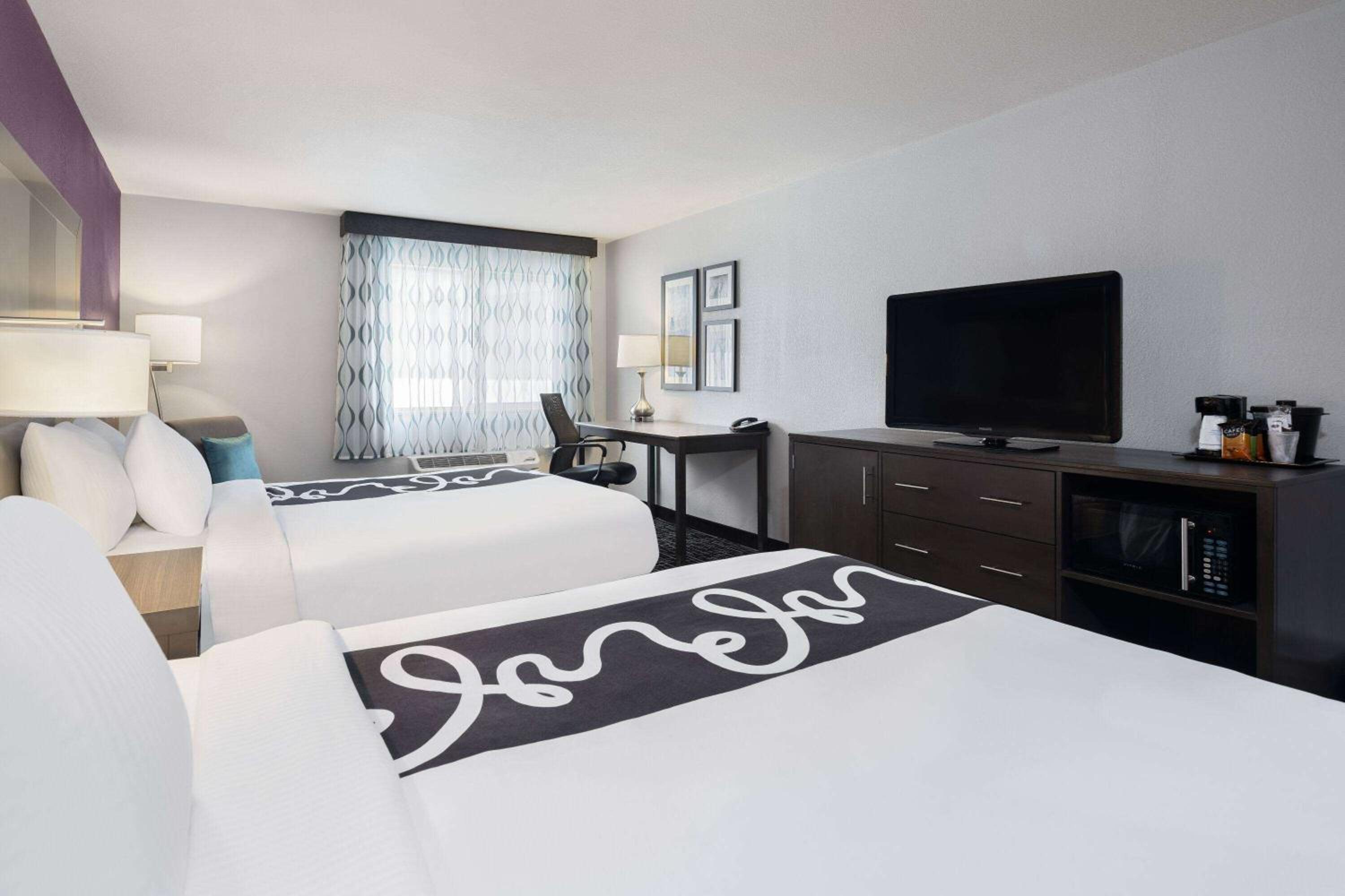 Queen Room with Two Queen Beds - Non-Smoking - Photo 4